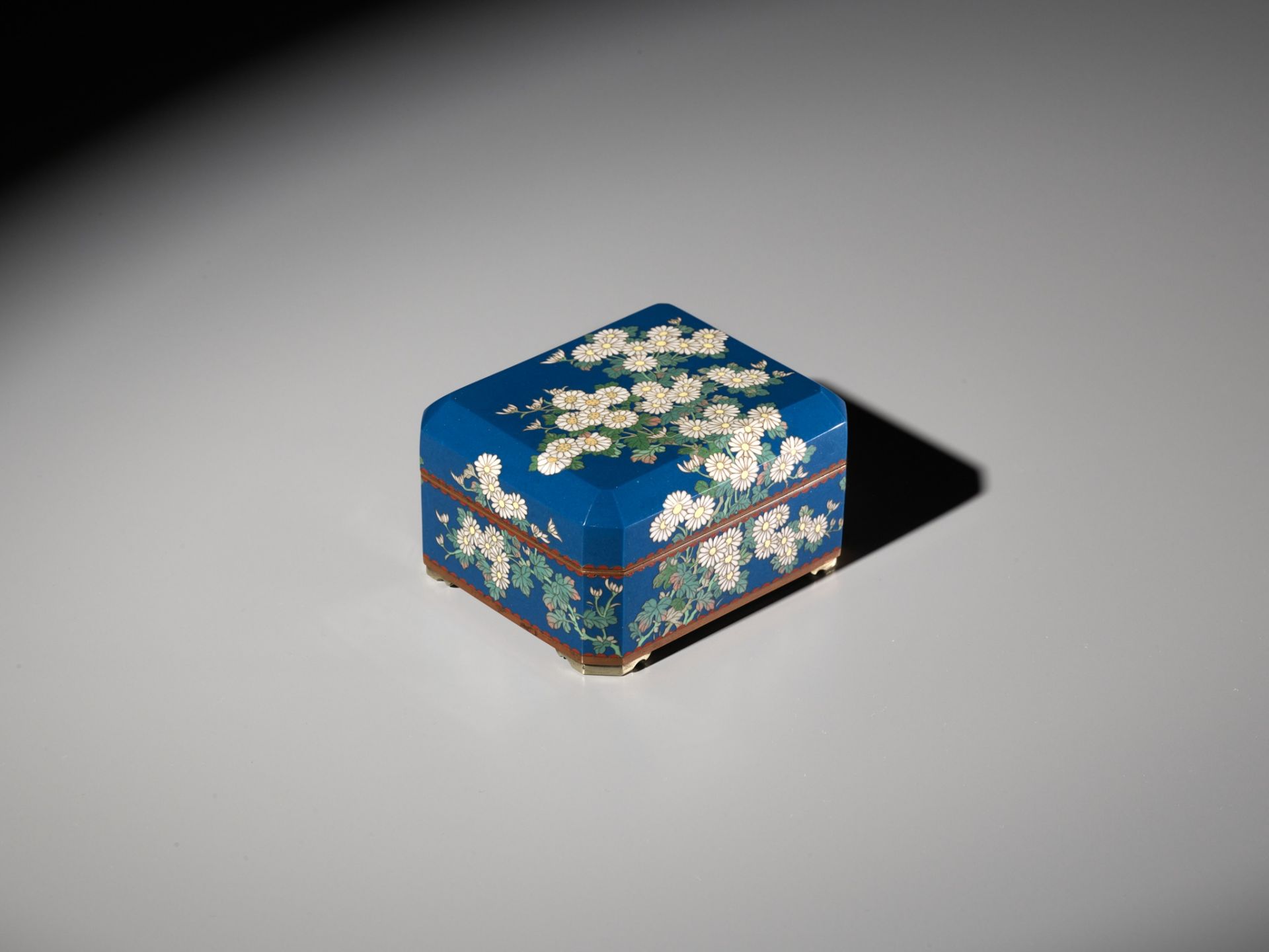 GONDA HIROSUKE: A CLOISONNÃ‰ ENAMEL BOX AND COVER - Image 2 of 9