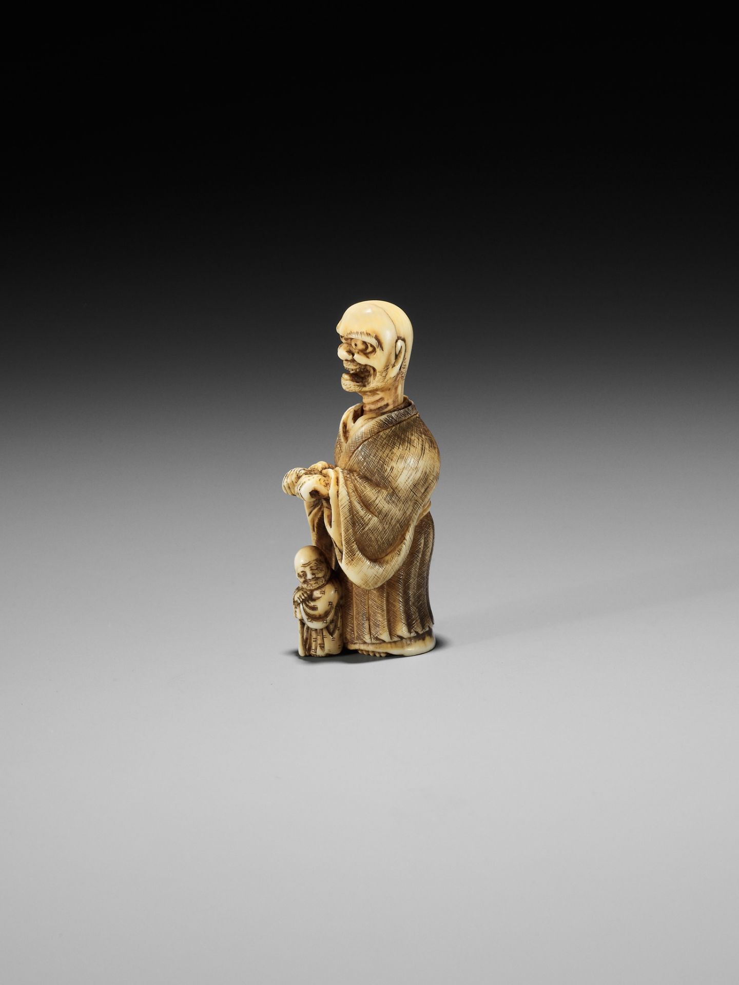 SHURAKU: A RARE IVORY NETSUKE OF A ROKUROKUBI SCARING A BLIND MAN - Bild 2 aus 14