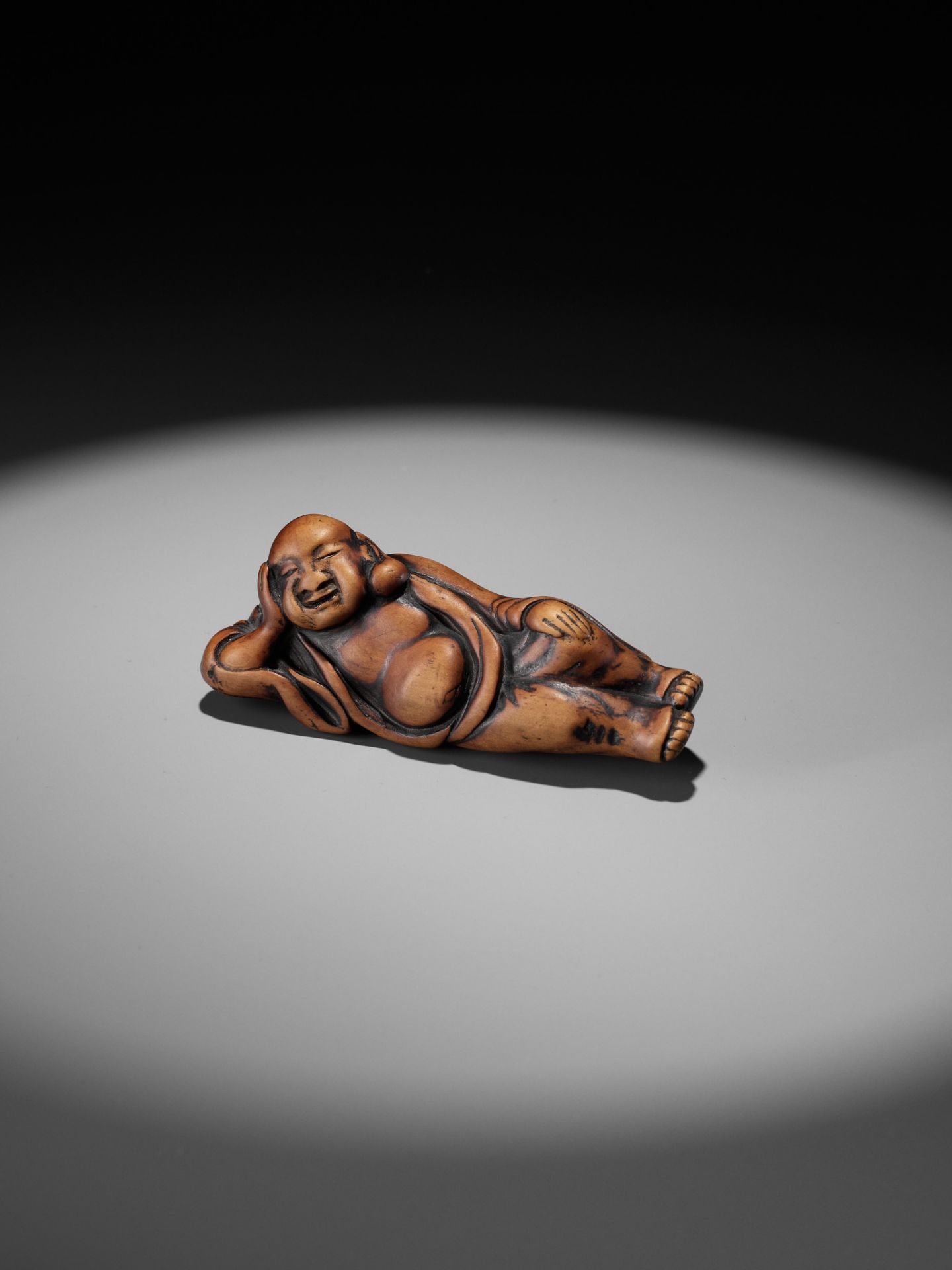 AN EARLY WOOD NETSUKE OF A RECLINING HOTEI - Image 2 of 9