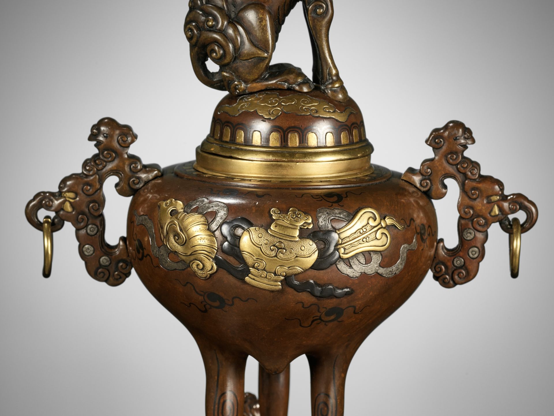 A PAIR OF SUPERB TAKAOKA GOLD-INLAID BRONZE 'MYTHICAL BEASTS' KORO (INCENSE BURNERS) AND COVERS - Bild 9 aus 19