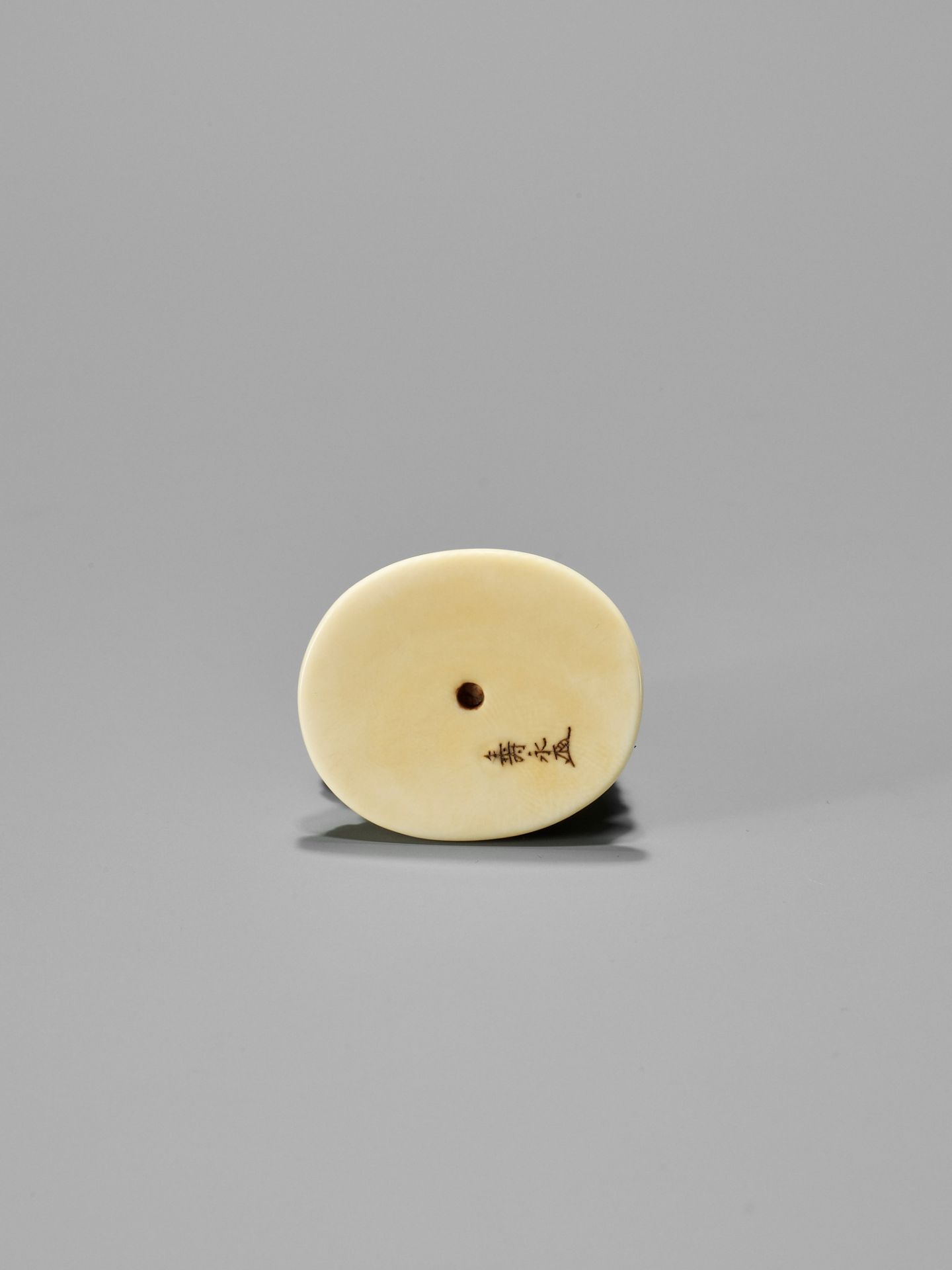 TOSHINAGA: AN IVORY NETSUKE OF A SHISHI WITH YOUNG - Image 10 of 12