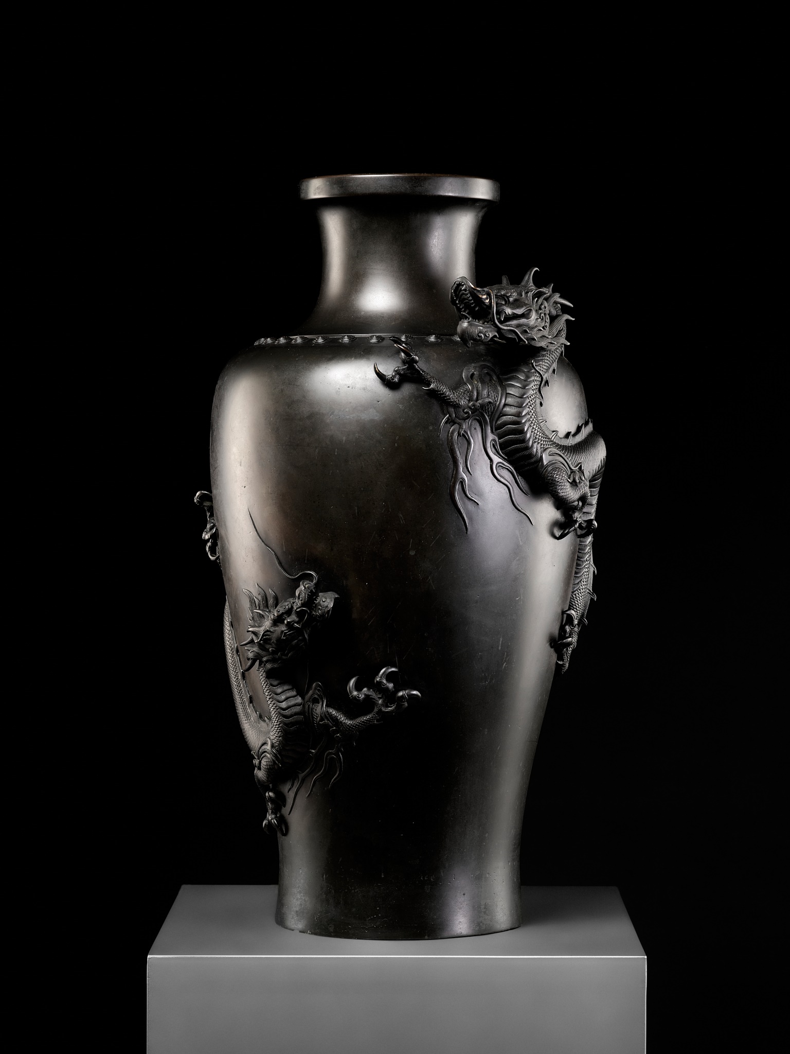 A MASSIVE BRONZE VASE WITH DRAGONS - Image 2 of 12