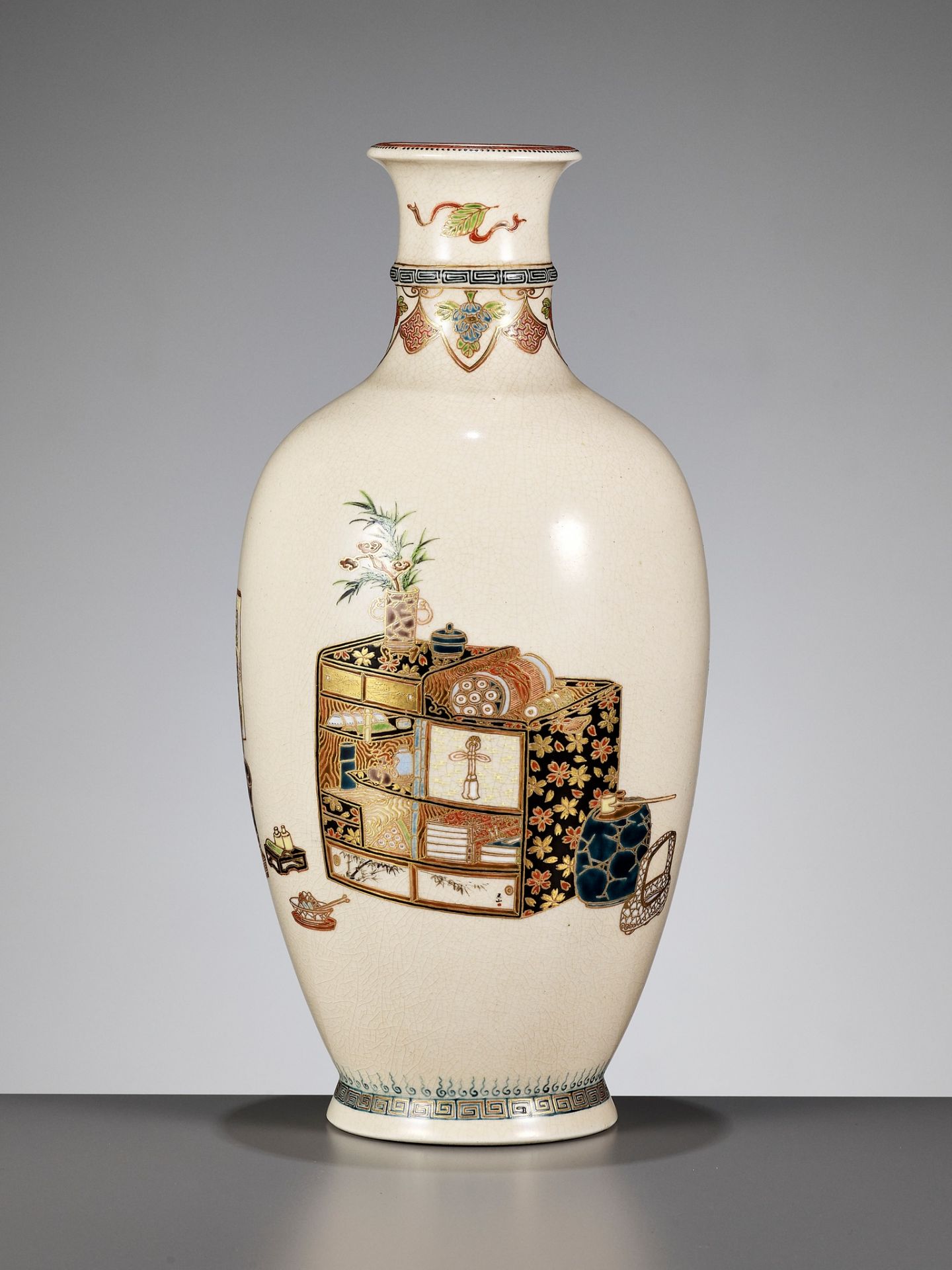 A FINE SATSUMA CERAMIC VASE WITH 'HUNDRED ANTIQUES' DESIGN