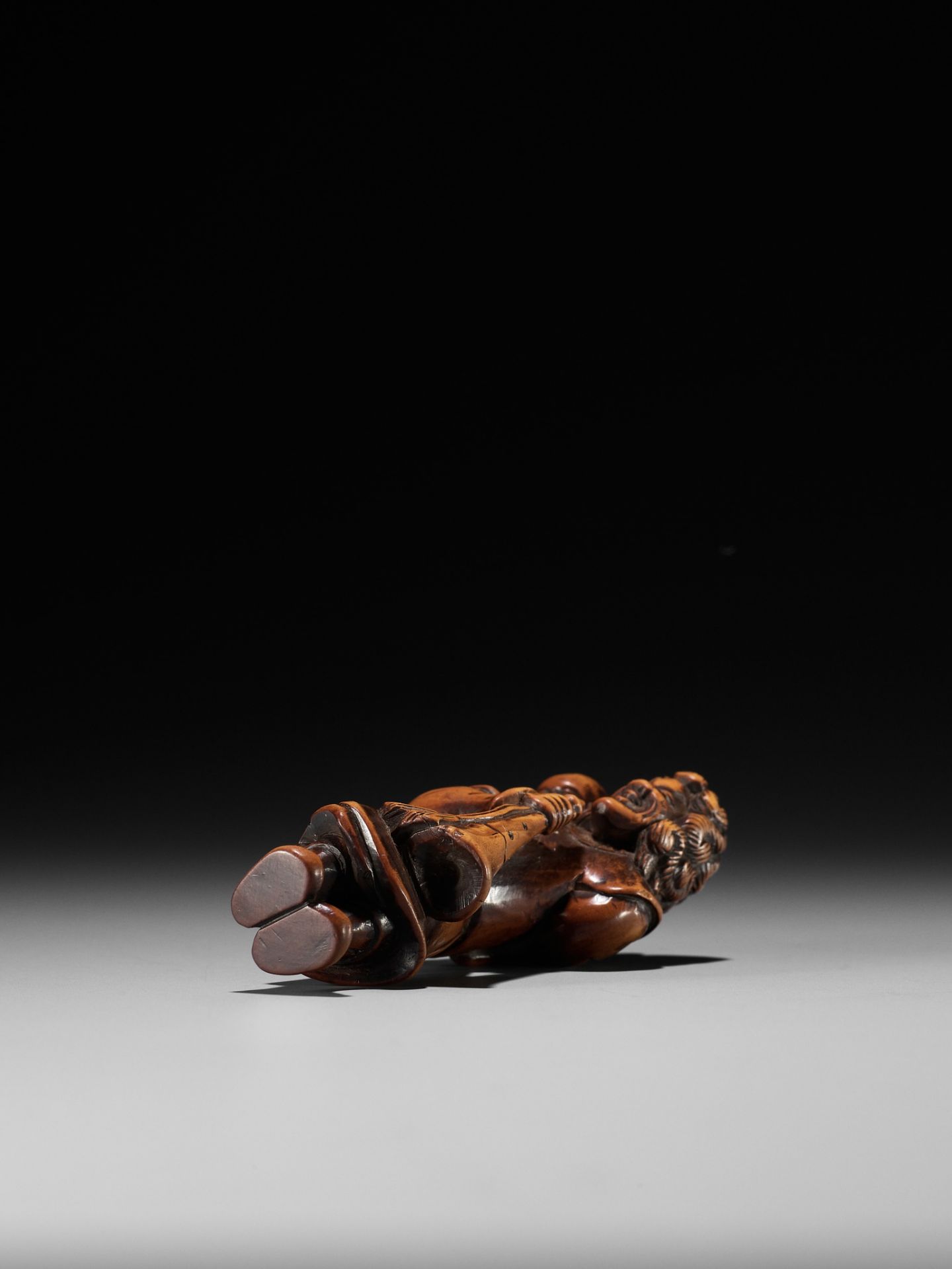 A WOOD NETSUKE OF A DUTCHMAN WITH CHILD - Image 10 of 10