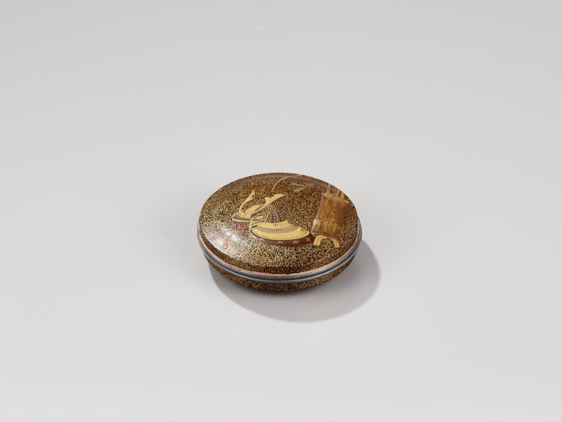 A FINE LACQUER KOGO (INCENSE BOX) AND COVER WITH KABUTO AND BAMBOO HANAKAGO - Image 4 of 7