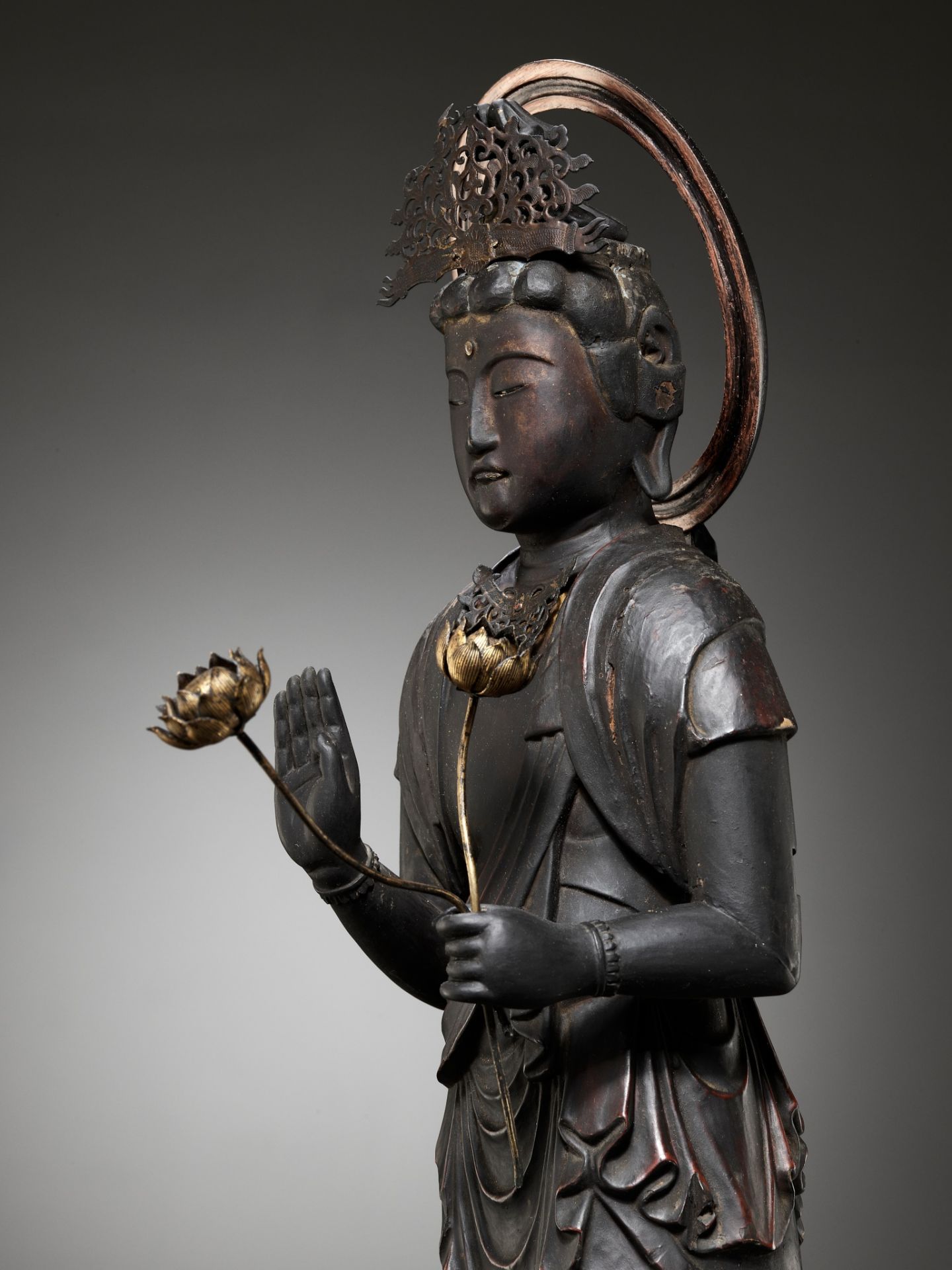 A GILT AND LACQUERED WOOD FIGURE OF KANNON BOSATSU HOLDING LOTUS BLOSSOMS - Image 16 of 18