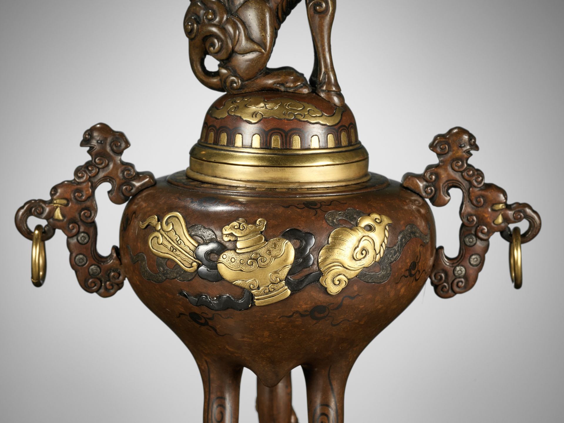 A PAIR OF SUPERB TAKAOKA GOLD-INLAID BRONZE 'MYTHICAL BEASTS' KORO (INCENSE BURNERS) AND COVERS - Bild 7 aus 19