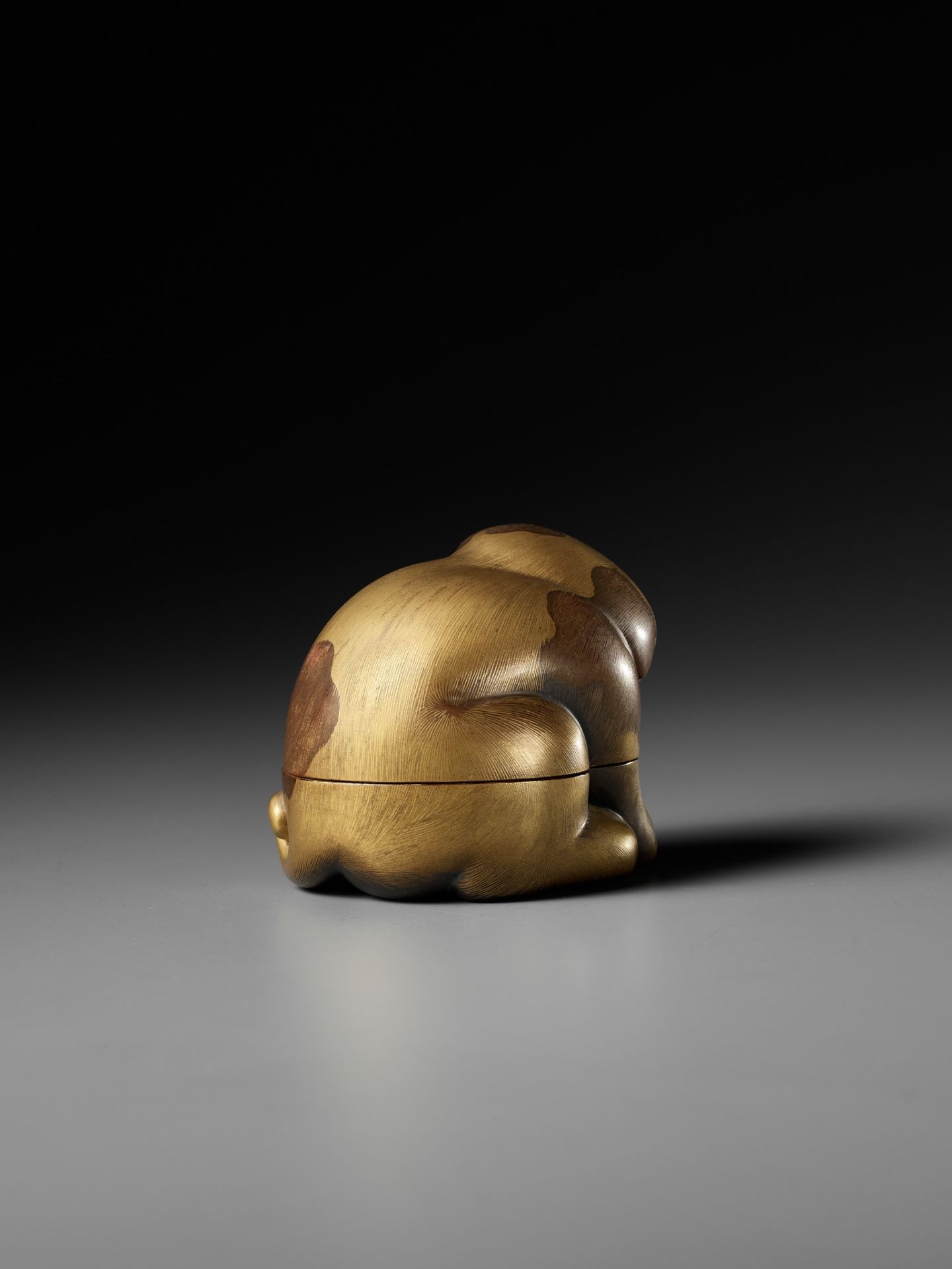 A LACQUER KOGO (INCENSE BOX) AND COVER IN THE FORM OF A PUPPY - Image 6 of 10