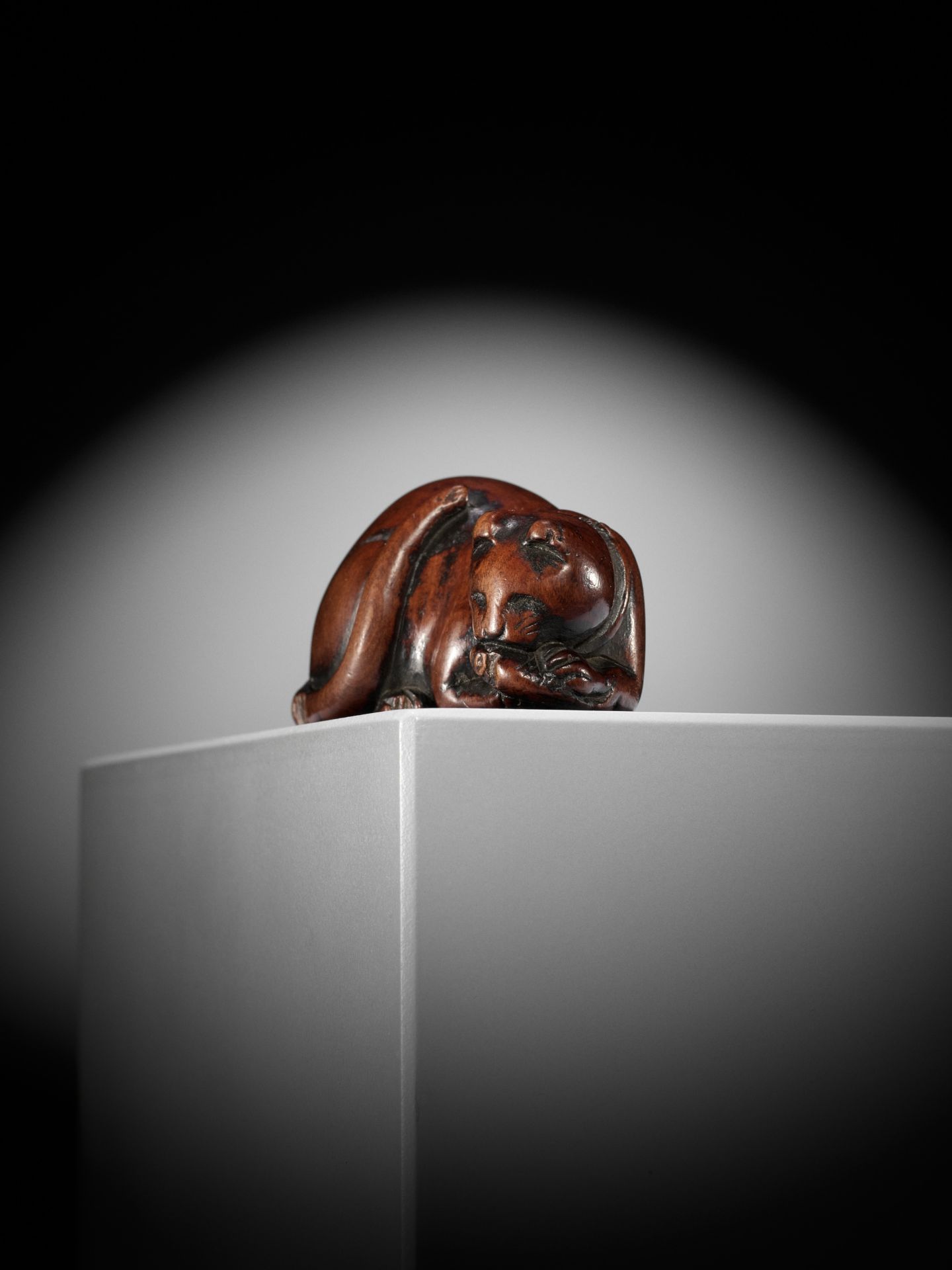 AN EARLY WOOD NETSUKE OF A CAT DEVOURING A FISH - Image 2 of 8