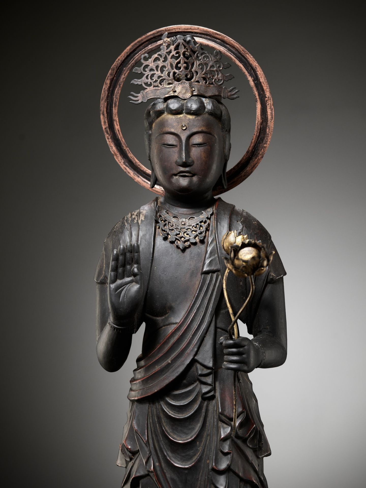 A GILT AND LACQUERED WOOD FIGURE OF KANNON BOSATSU HOLDING LOTUS BLOSSOMS - Image 9 of 18