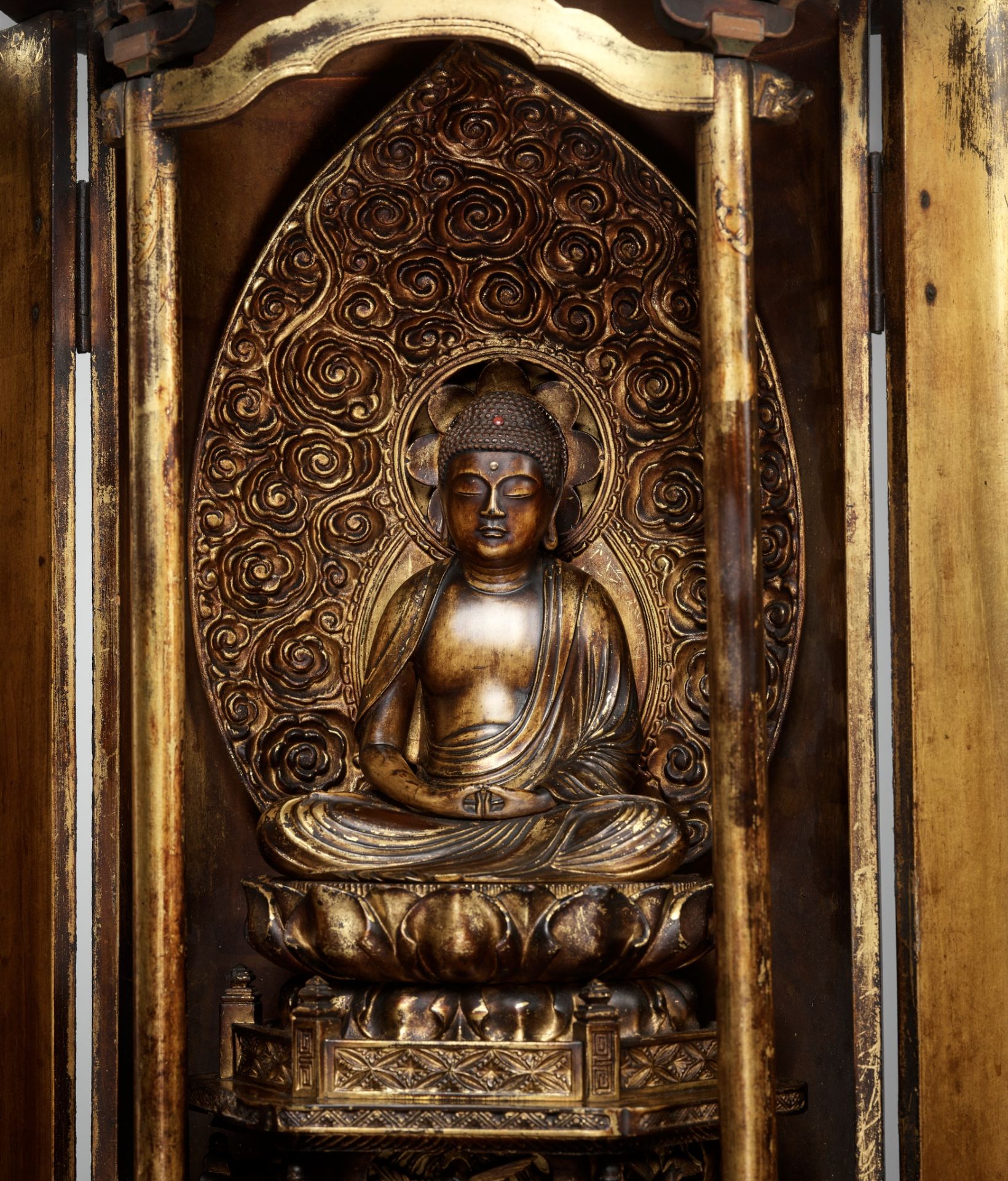 A SUPERB AND LARGE LACQUERED WOOD ZUSHI CONTAINING A GILT WOOD FIGURE OF AMIDA NYORAI - Image 5 of 13