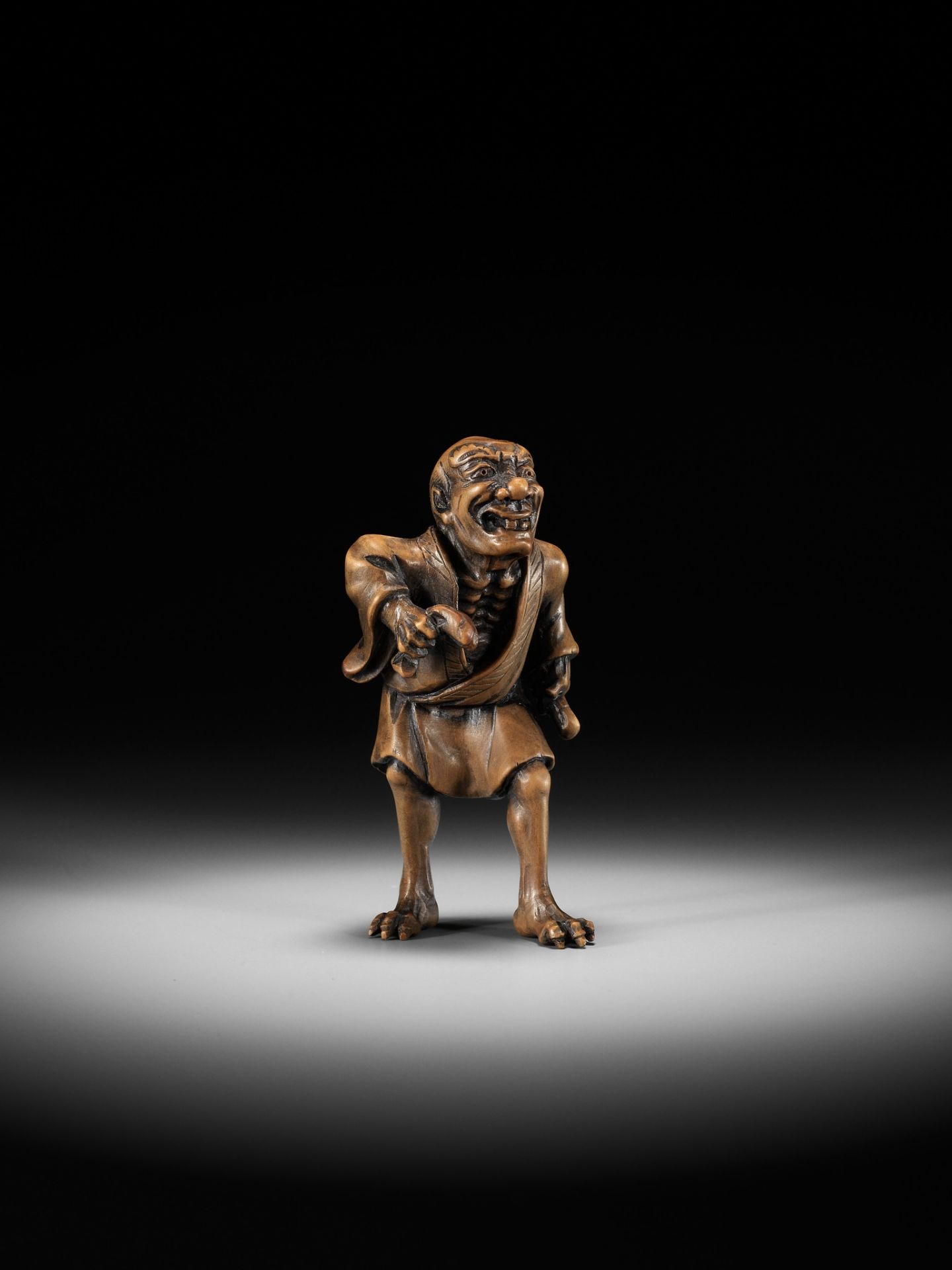 A HIGHLY UNUSUAL WOOD NETSUKE OF A SHAPESHIFTER - Image 8 of 10