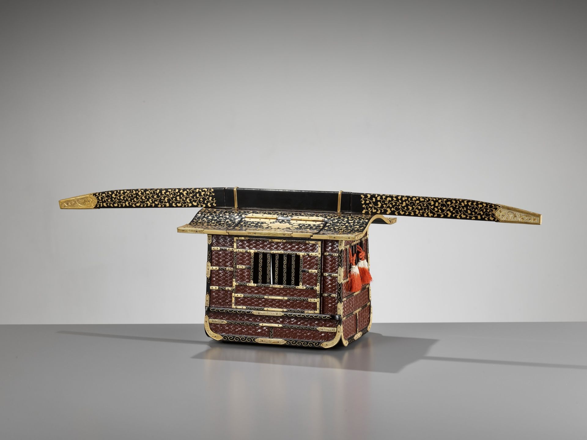 A LACQUER MINIATURE KAGO (PALANQUIN) - Bild 5 aus 14