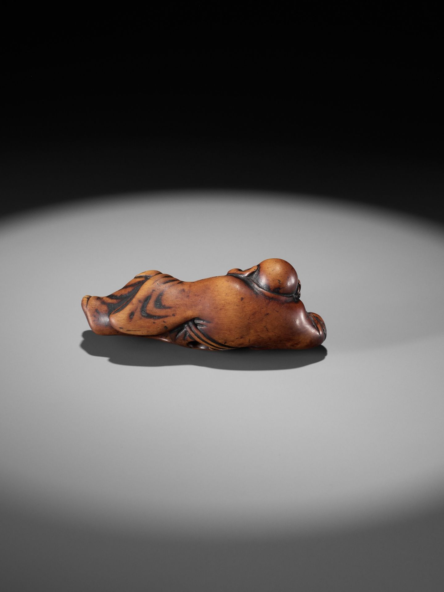 AN EARLY WOOD NETSUKE OF A RECLINING HOTEI - Image 6 of 9