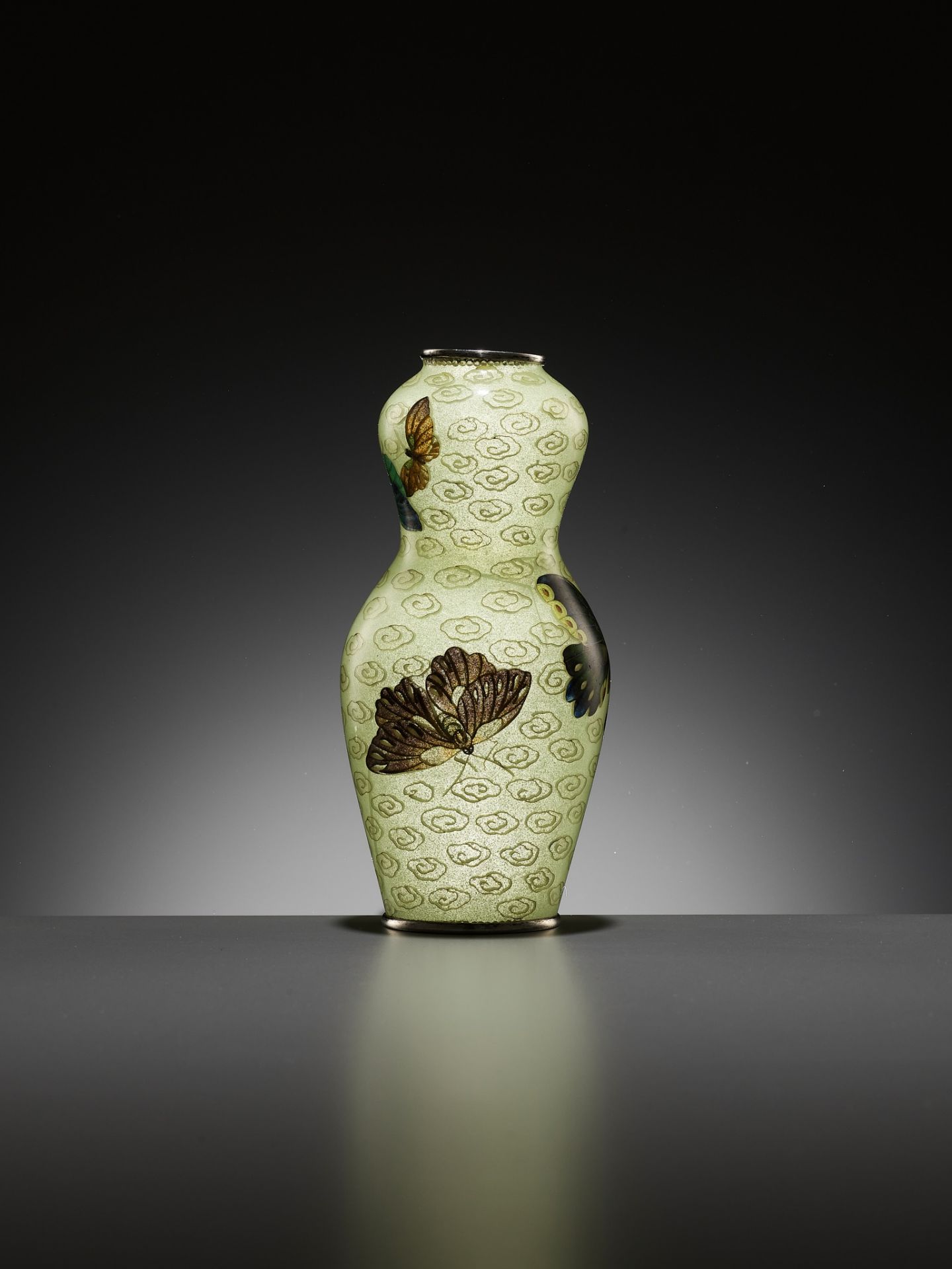 A FINE PLIQUE-Ã€-JOUR VASE WITH BUTTERFLIES - Image 14 of 18