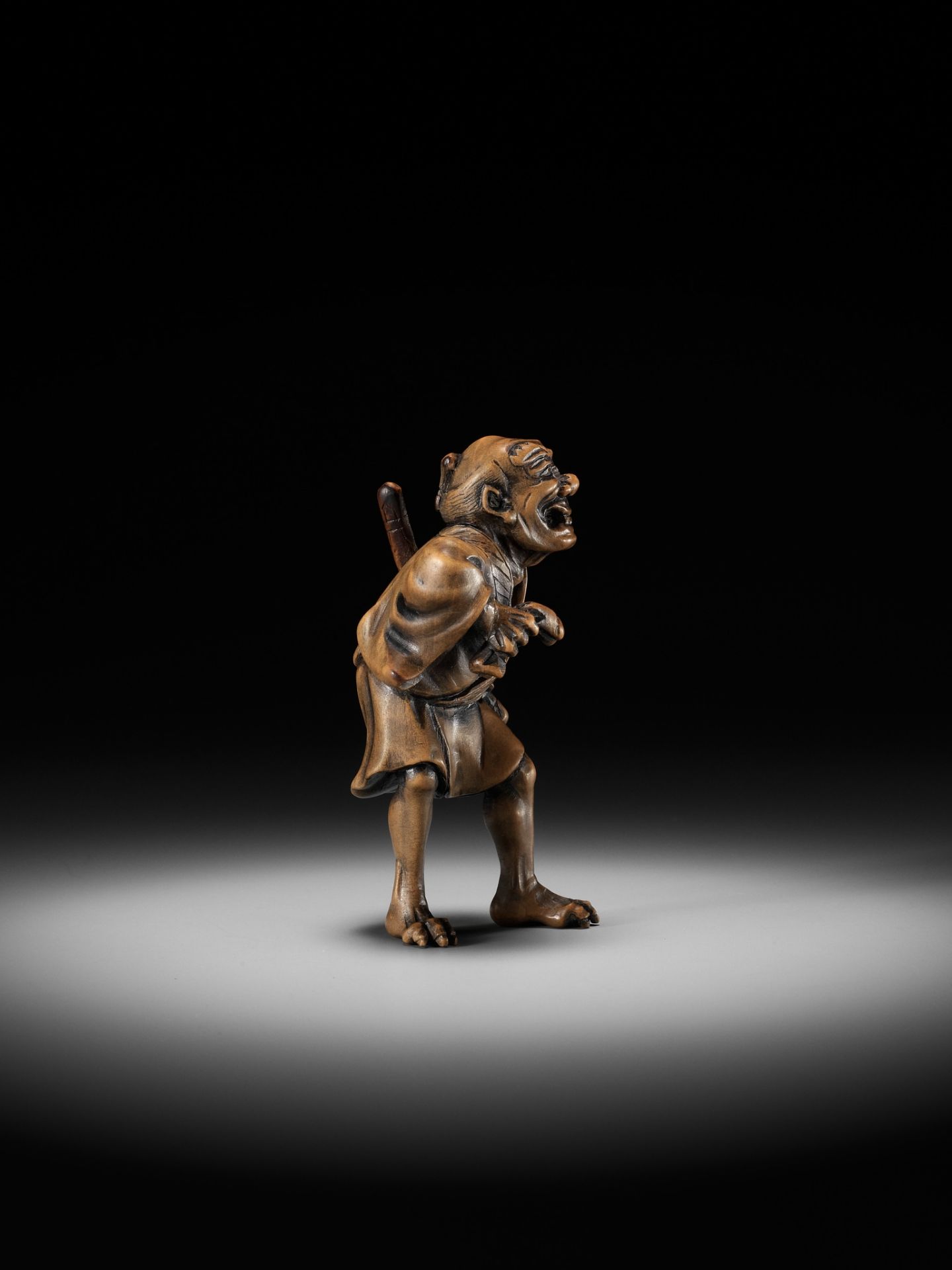 A HIGHLY UNUSUAL WOOD NETSUKE OF A SHAPESHIFTER - Image 6 of 10