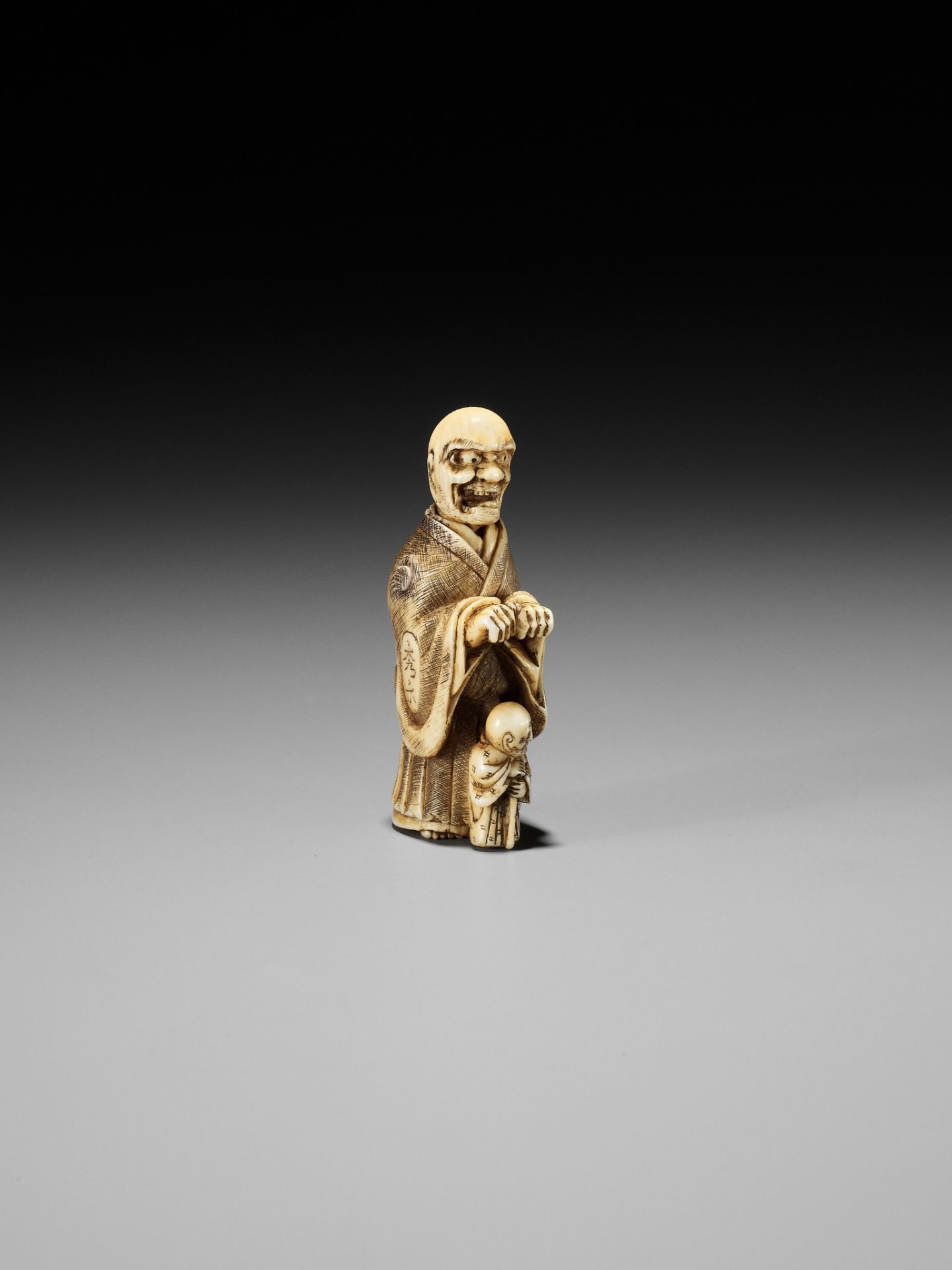 SHURAKU: A RARE IVORY NETSUKE OF A ROKUROKUBI SCARING A BLIND MAN - Bild 12 aus 14