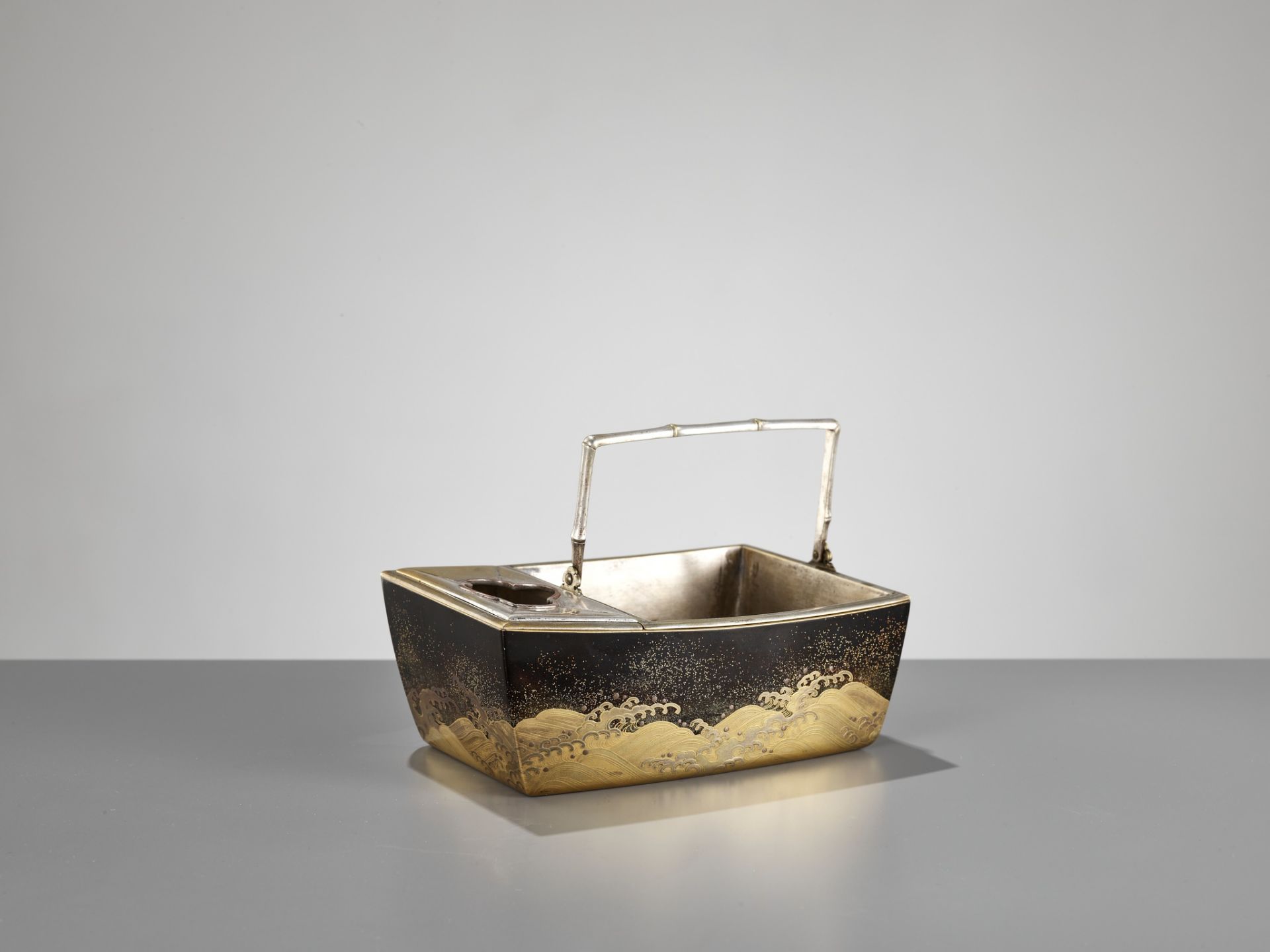 A RARE LACQUER SMOKING SET (TABAKO BON) IN THE FORM OF A BOAT - Image 16 of 18