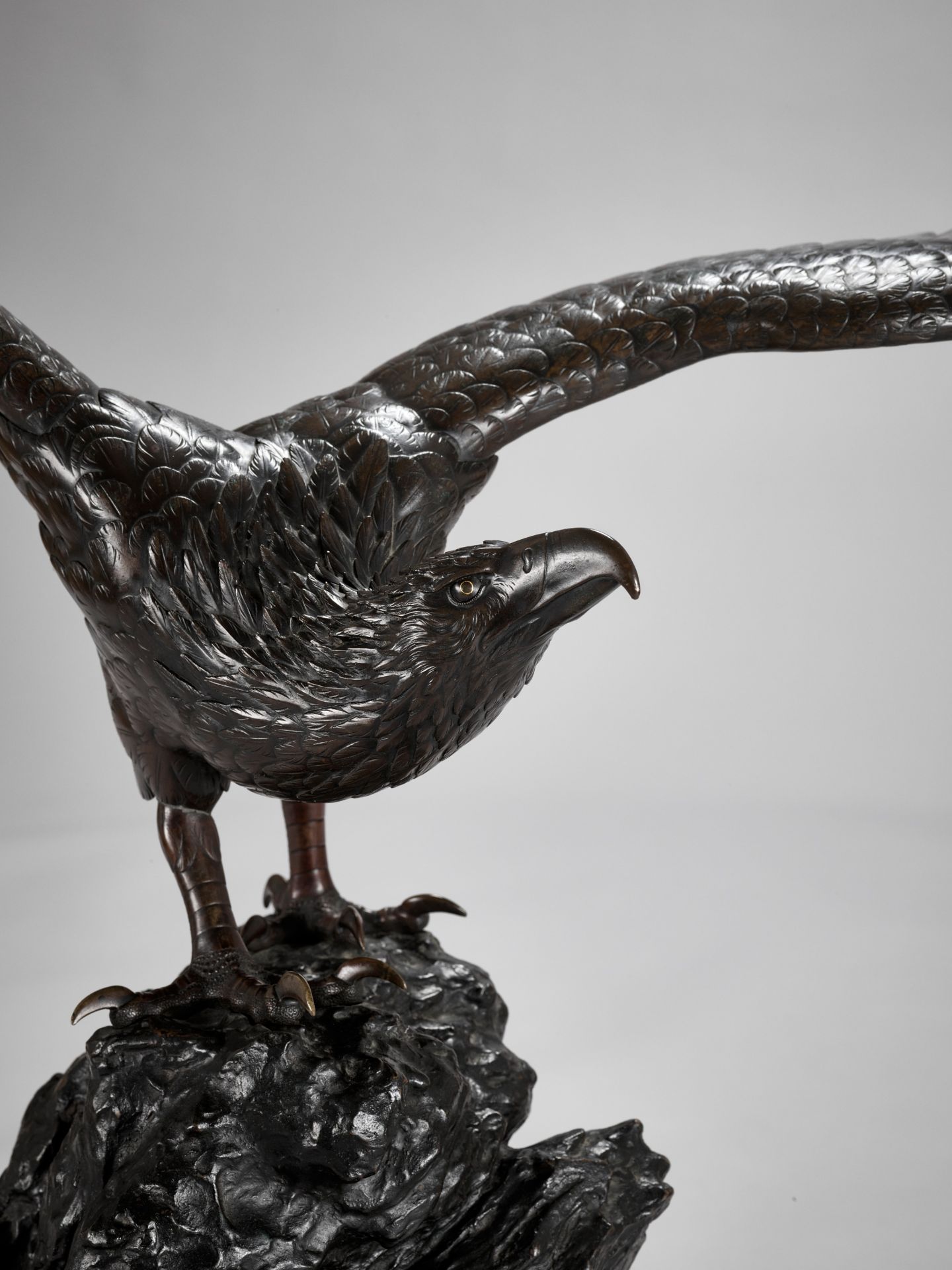 GENRYUSAI SEIYA: A VERY LARGE AND IMPRESSIVE BRONZE OKIMONO OF AN EAGLE - Image 7 of 12