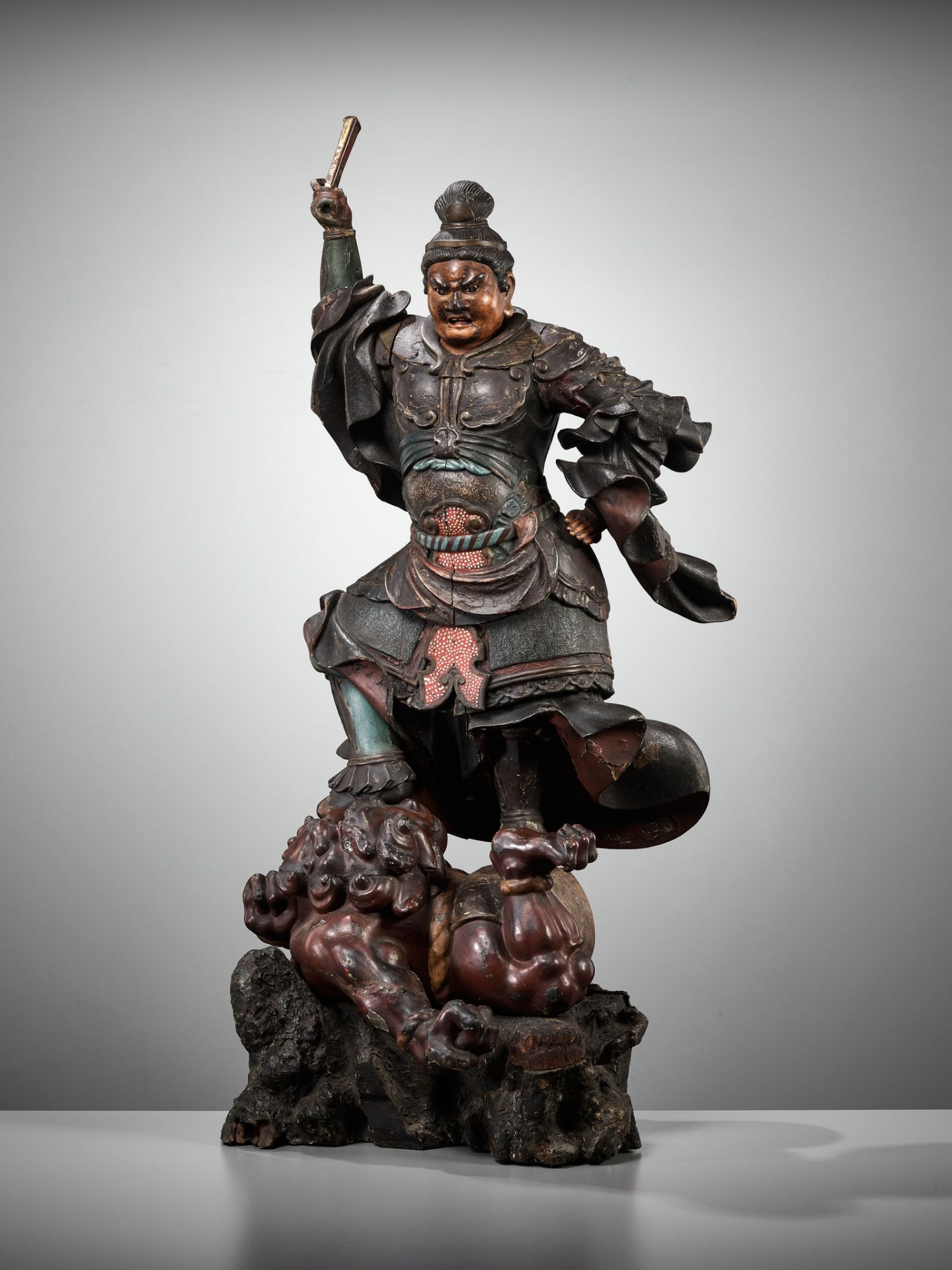 A LARGE AND IMPRESSIVE LACQUERED WOOD FIGURE OF THE HEAVENLY KING ZOCHOTEN - Image 8 of 14