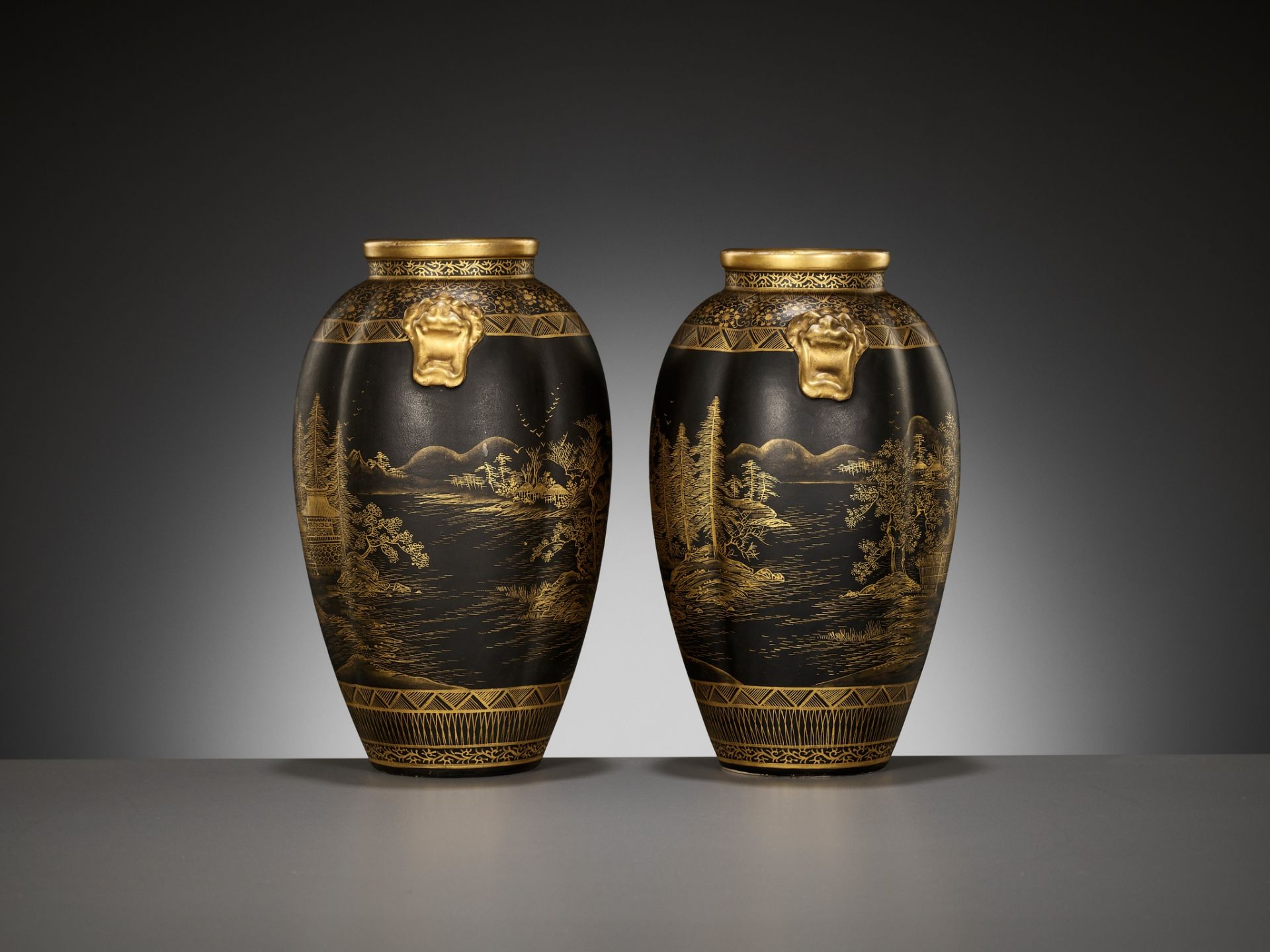 A PAIR OF GILT SATSUMA EARTHENWARE VASES WITH KOMAI STYLE MOTIF - Image 9 of 16