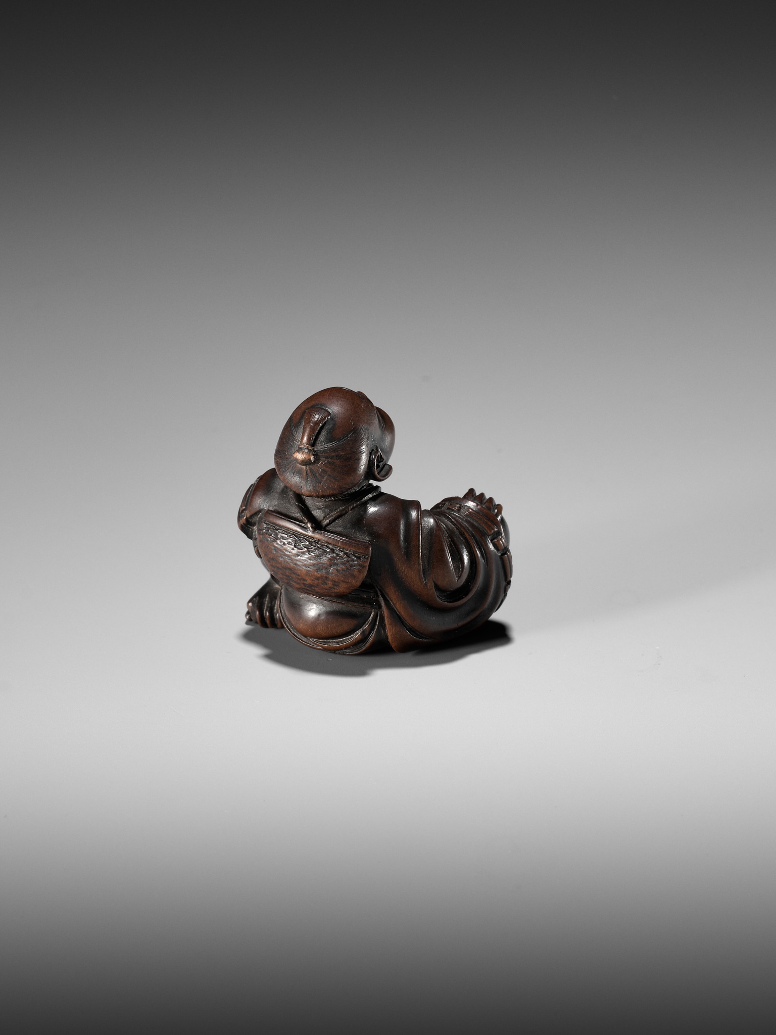 SHUMIN: A FINE WOOD NETSUKE OF A TEMPLE SERVANT - Image 6 of 10