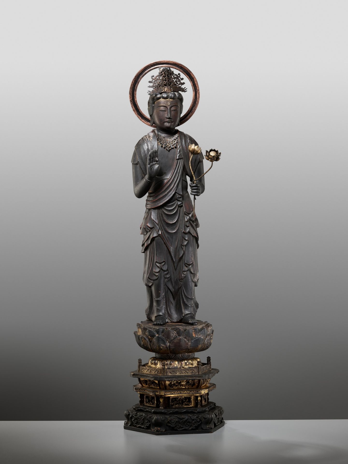 A GILT AND LACQUERED WOOD FIGURE OF KANNON BOSATSU HOLDING LOTUS BLOSSOMS - Image 2 of 18