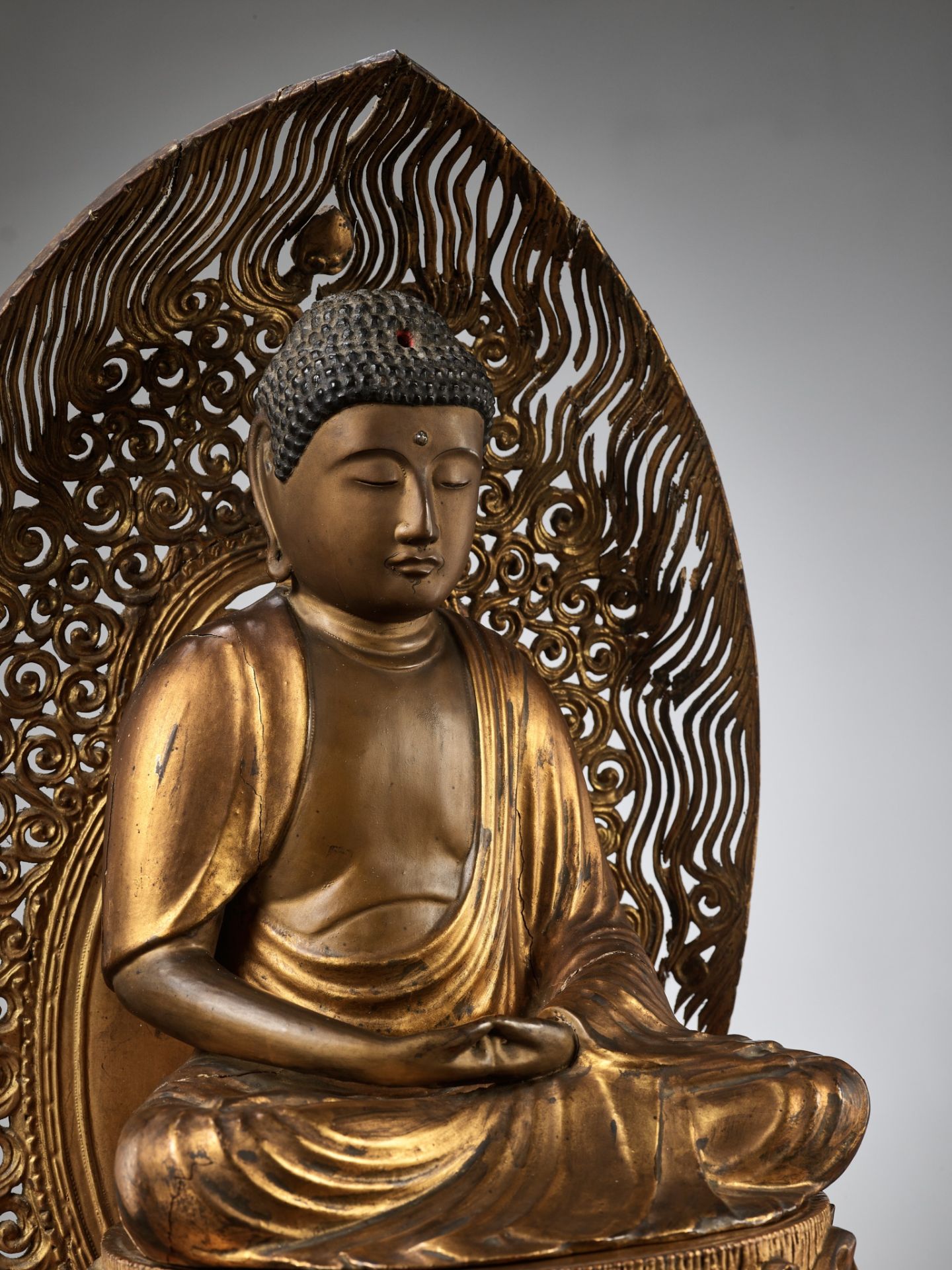 A LARGE AND IMPRESSIVE GILT WOOD FIGURE OF AMIDA NYORAI - Image 2 of 12