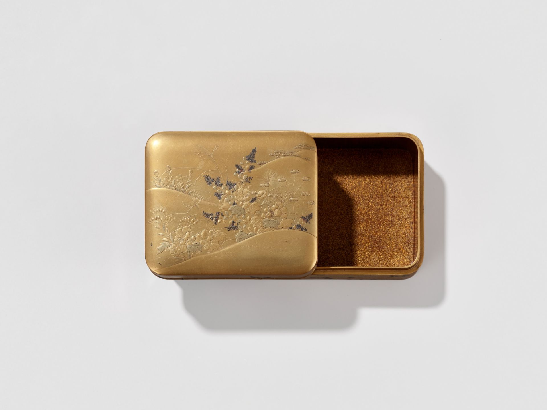 A LACQUER KOBAKO (SMALL BOX) AND COVER WITH AUTUMN FLOWERS - Image 2 of 10