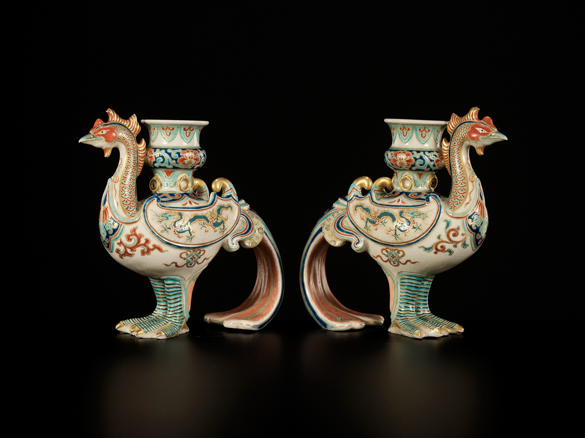 MAKUZU KOZAN: A SUPERB PAIR OF PHOENIX-FORM EARTHENWARE CANDLESTICKS - Image 7 of 12