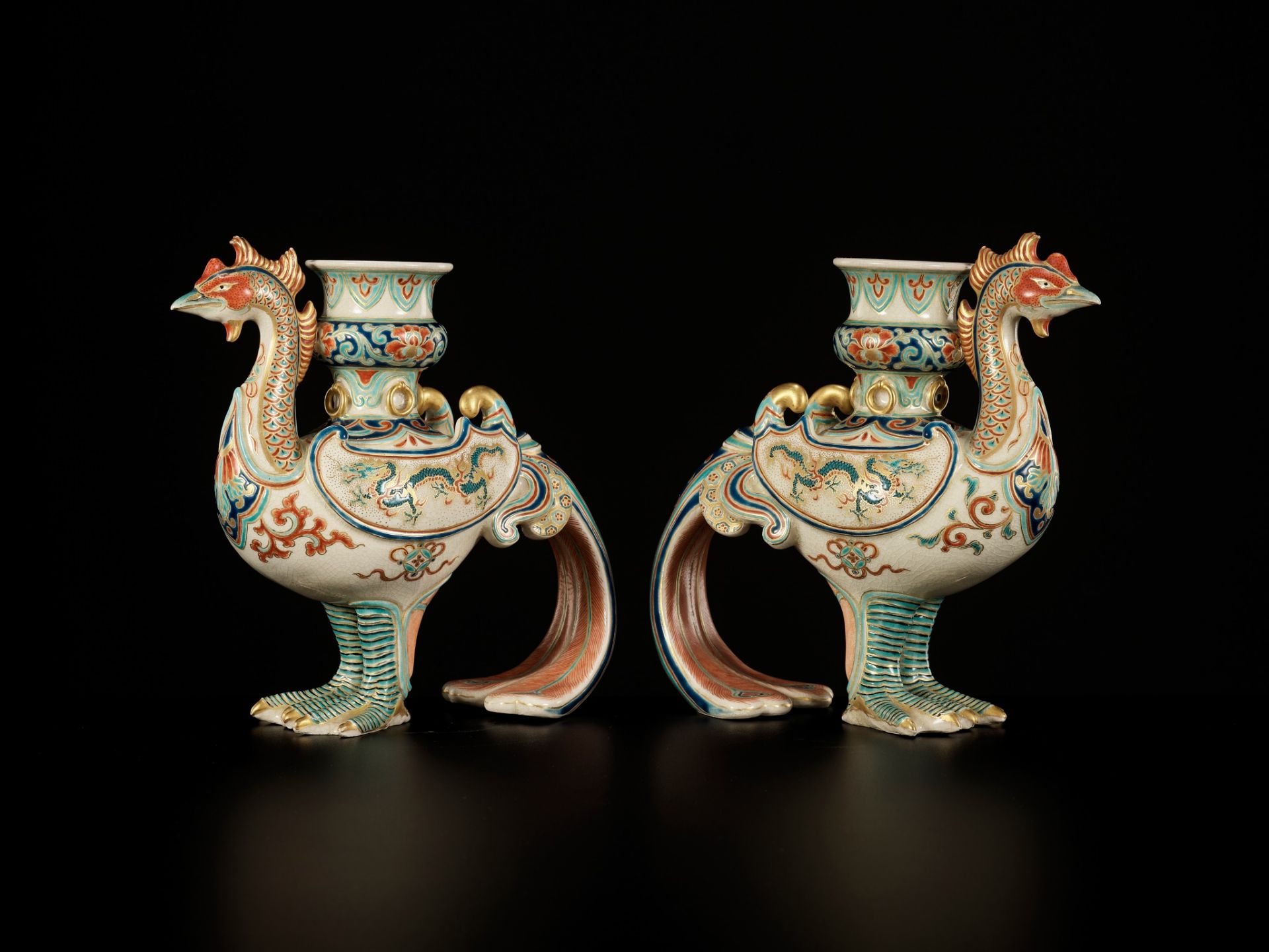 MAKUZU KOZAN: A SUPERB PAIR OF PHOENIX-FORM EARTHENWARE CANDLESTICKS - Bild 7 aus 12