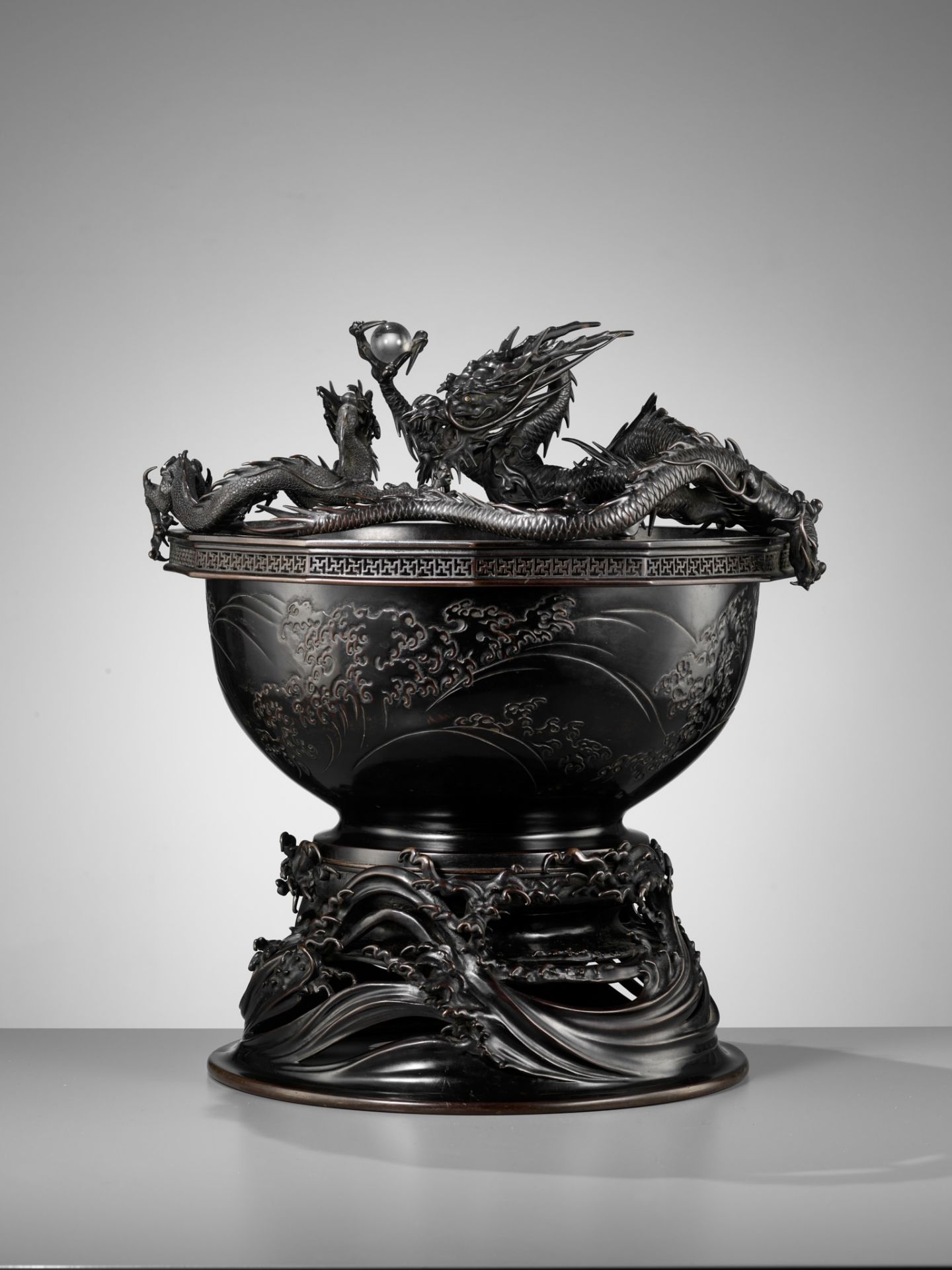 HIDEMITSU: A LARGE AND IMPRESSIVE BRONZE BOWL WITH TWO DRAGONS - Image 8 of 16