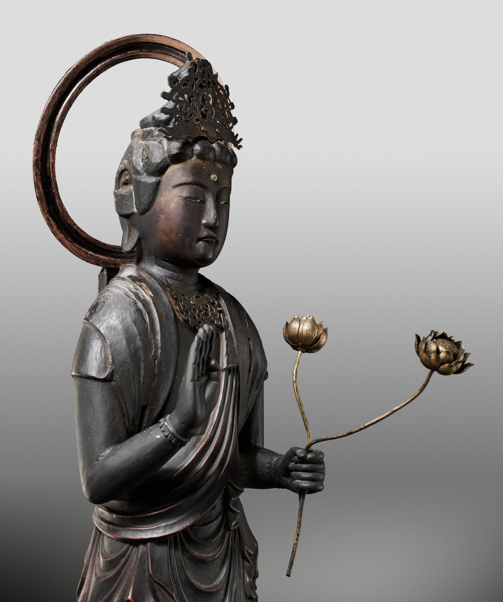 A GILT AND LACQUERED WOOD FIGURE OF KANNON BOSATSU HOLDING LOTUS BLOSSOMS - Image 15 of 18