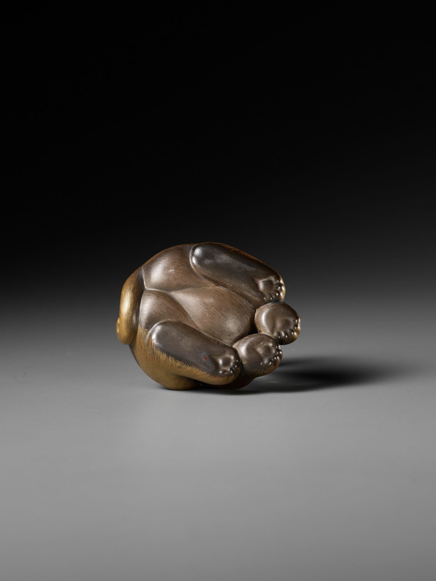A LACQUER KOGO (INCENSE BOX) AND COVER IN THE FORM OF A PUPPY - Image 9 of 10