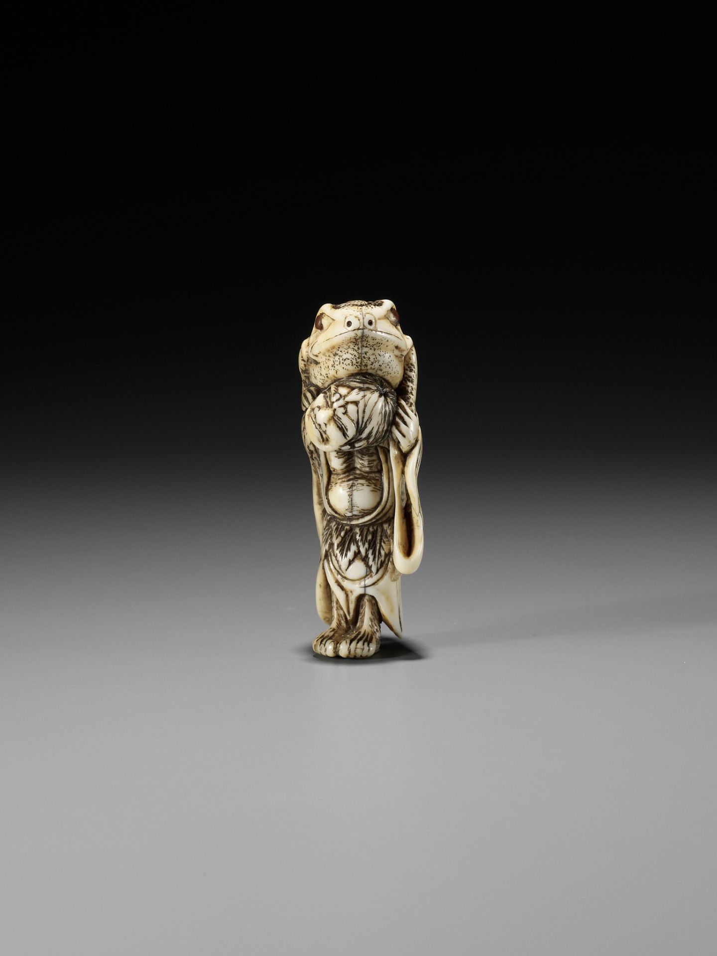 AN AMUSING IVORY NETSUKE OF GAMA SENNIN ATTRIBUTED TO MASAKAZU - Image 4 of 11