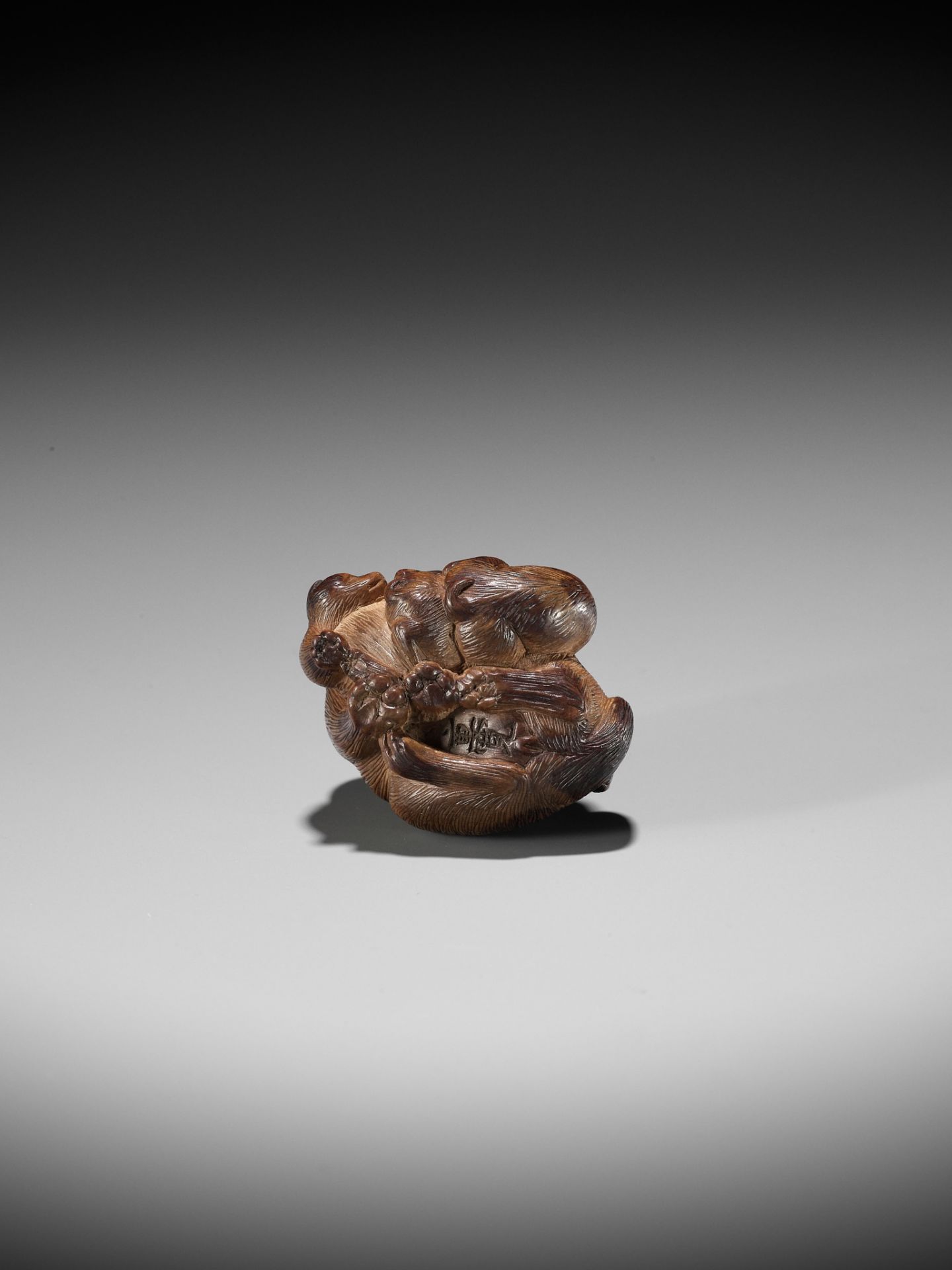 SHIGEHIRO: A CHARMING WOOD NETSUKE OF A DOG AND TWO PUPS - Bild 10 aus 13