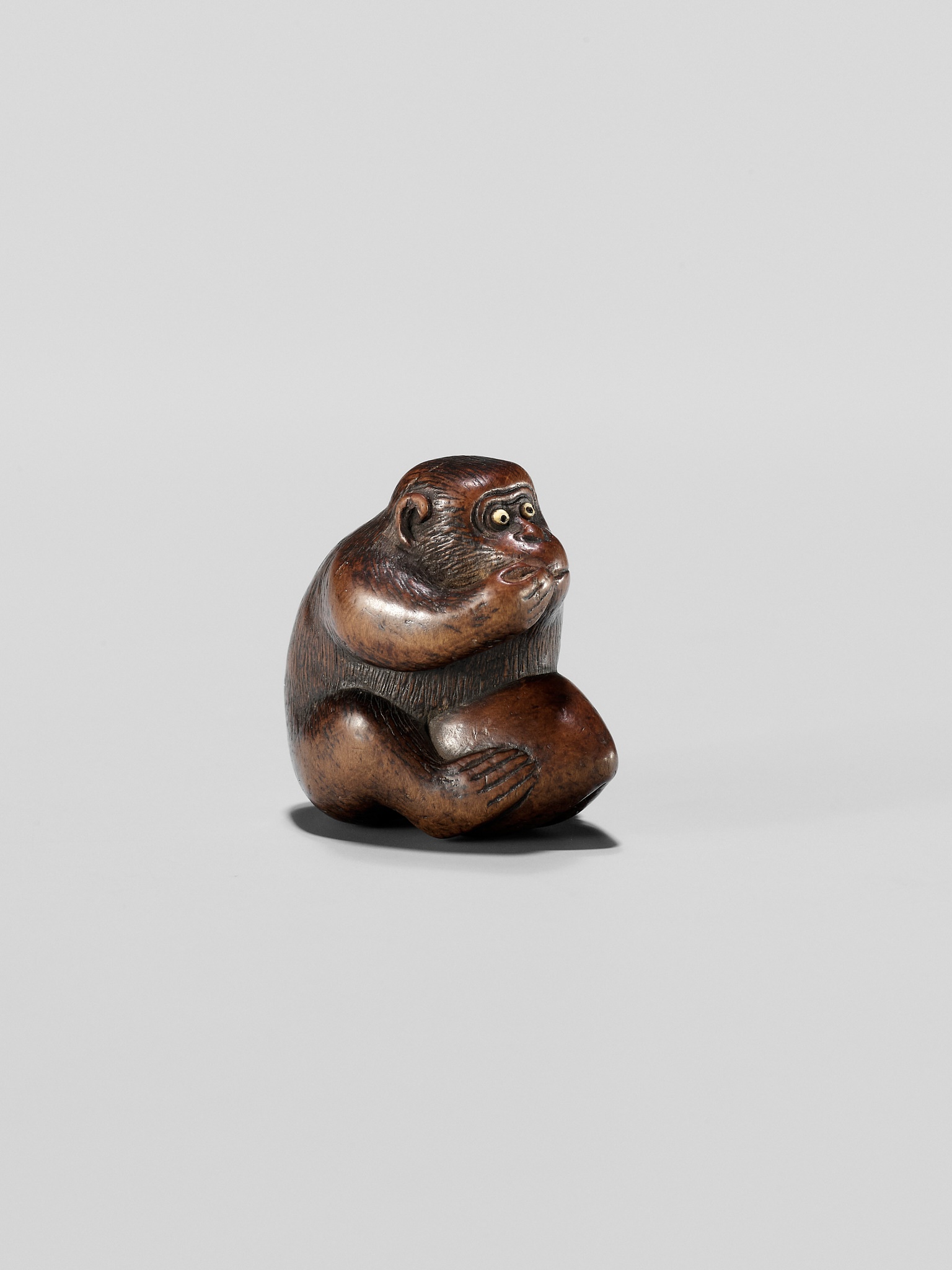 A WOOD NETSUKE OF A MONKEY EATING A PEACH, ATTRIBUTED TO MIWA - Image 10 of 12