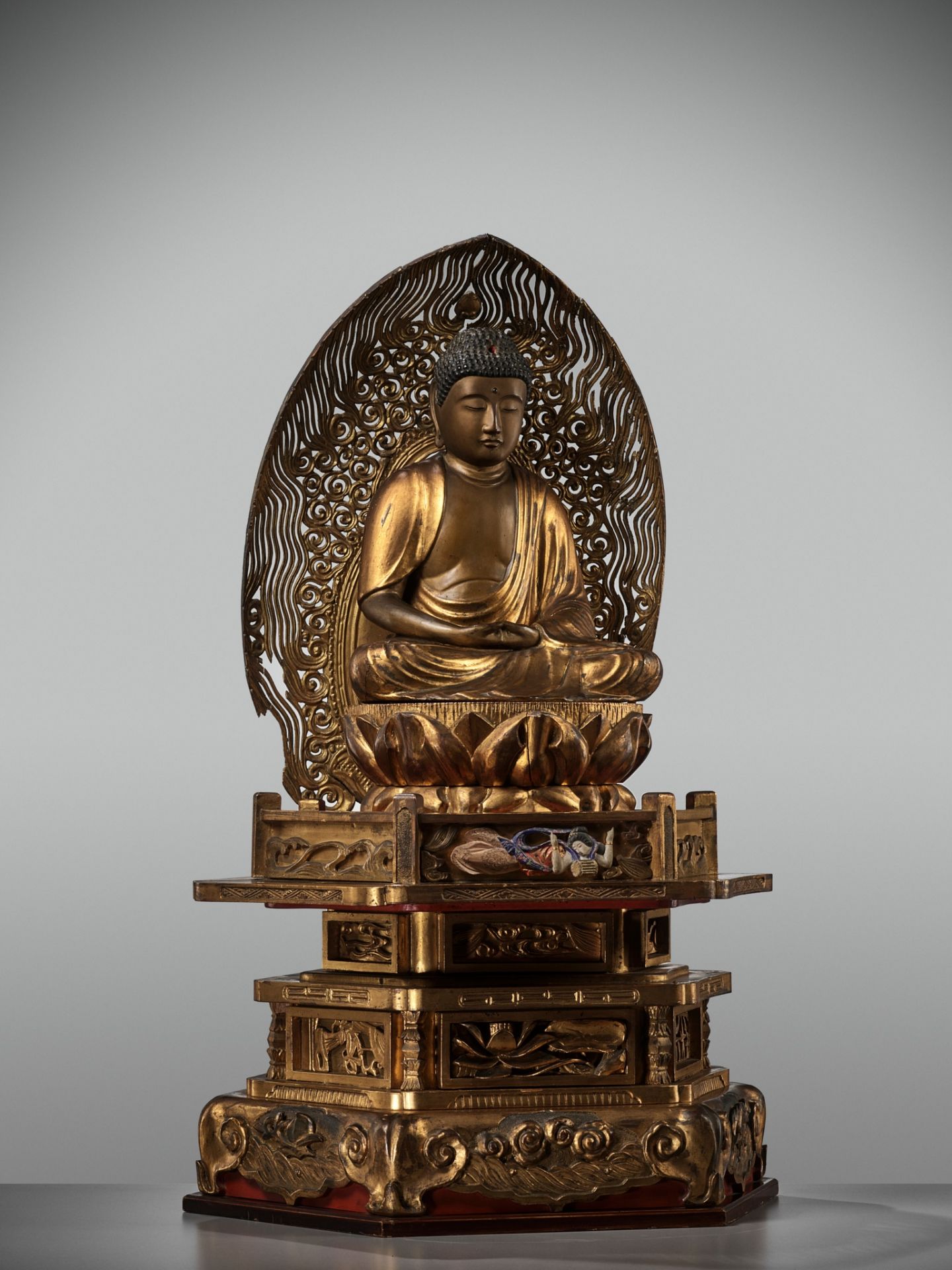 A LARGE AND IMPRESSIVE GILT WOOD FIGURE OF AMIDA NYORAI - Image 10 of 12