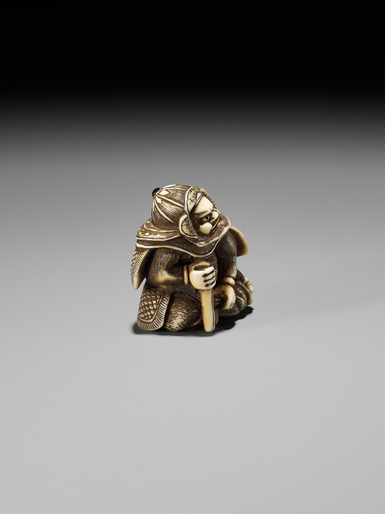 A RARE IVORY NETSUKE OF A WARRIOR - Image 7 of 10