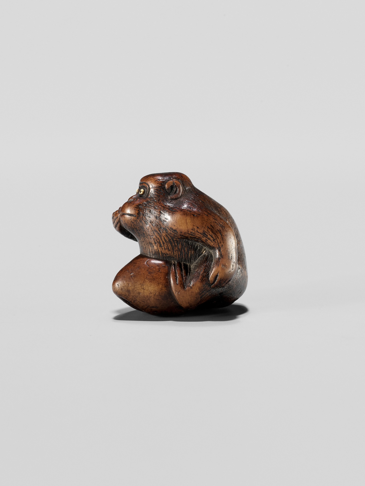 A WOOD NETSUKE OF A MONKEY EATING A PEACH, ATTRIBUTED TO MIWA - Image 6 of 12