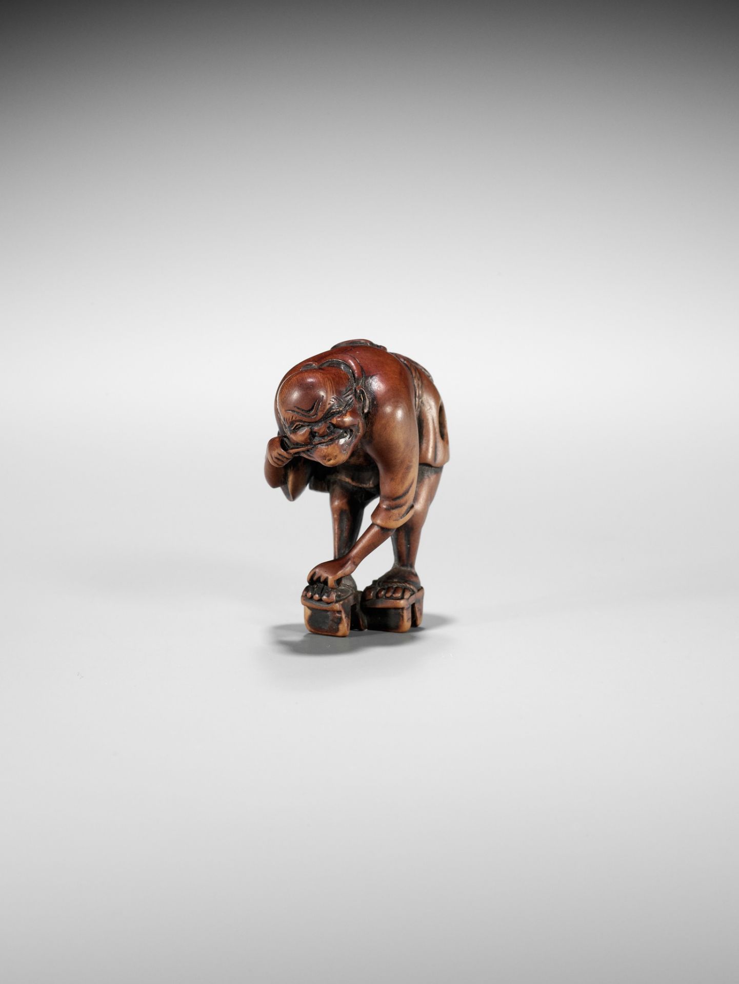 AN EDO SCHOOL WOOD NETSUKE OF A FARMER TYING HIS GETA AND CLEANING HIS TEETH - Image 4 of 11