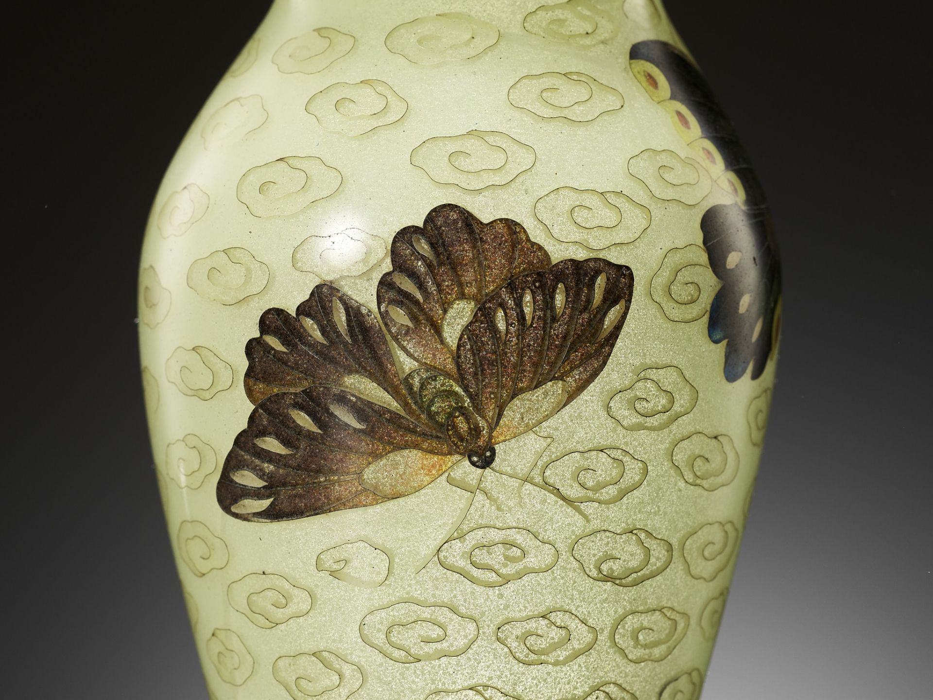 A FINE PLIQUE-Ã€-JOUR VASE WITH BUTTERFLIES - Image 2 of 18