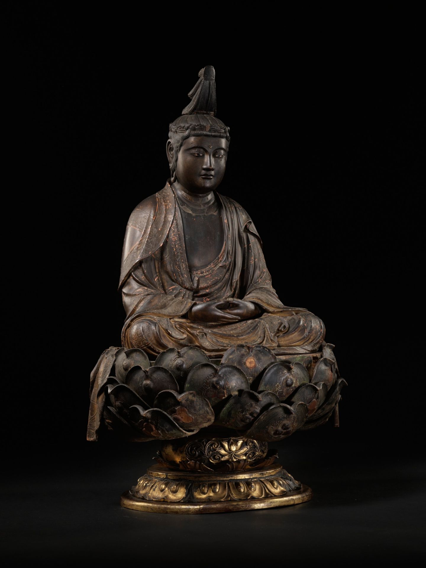 A VERY LARGE AND RARE LACQUERED WOOD FIGURE OF HOKAN SHAKA NYORAI, MUROMACHI PERIOD - Bild 2 aus 17