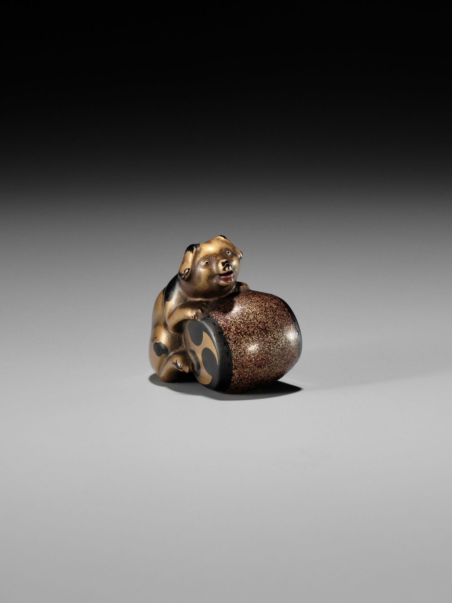 A CHARMING GOLD LACQUER NETSUKE OF A DOG WITH DRUM - Image 7 of 8