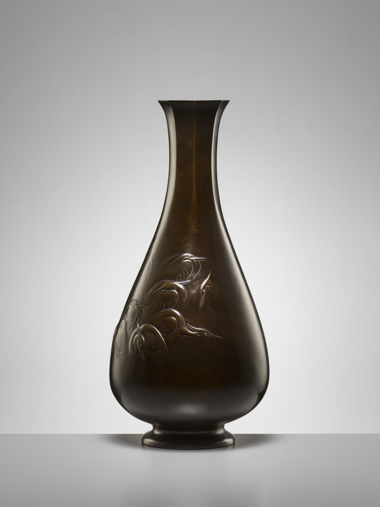 HIDEMITSU: A SUPERB AND LARGE BRONZE VASE DEPICTING HERONS AND LOTUS - Image 4 of 10
