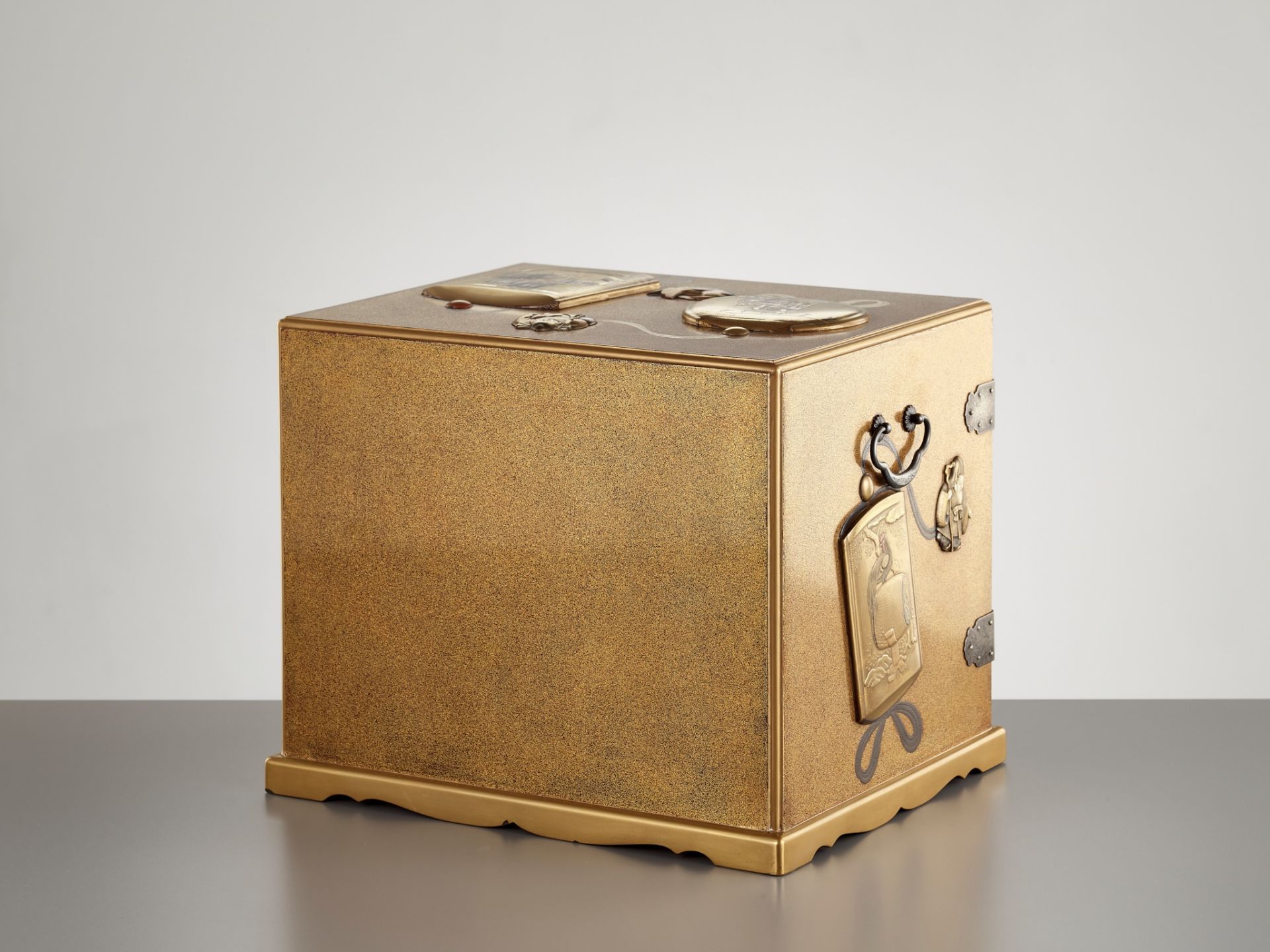 A SUPERB GOLD LACQUER INRO-DANSU (STORAGE CABINET FOR INROS) - Image 16 of 17