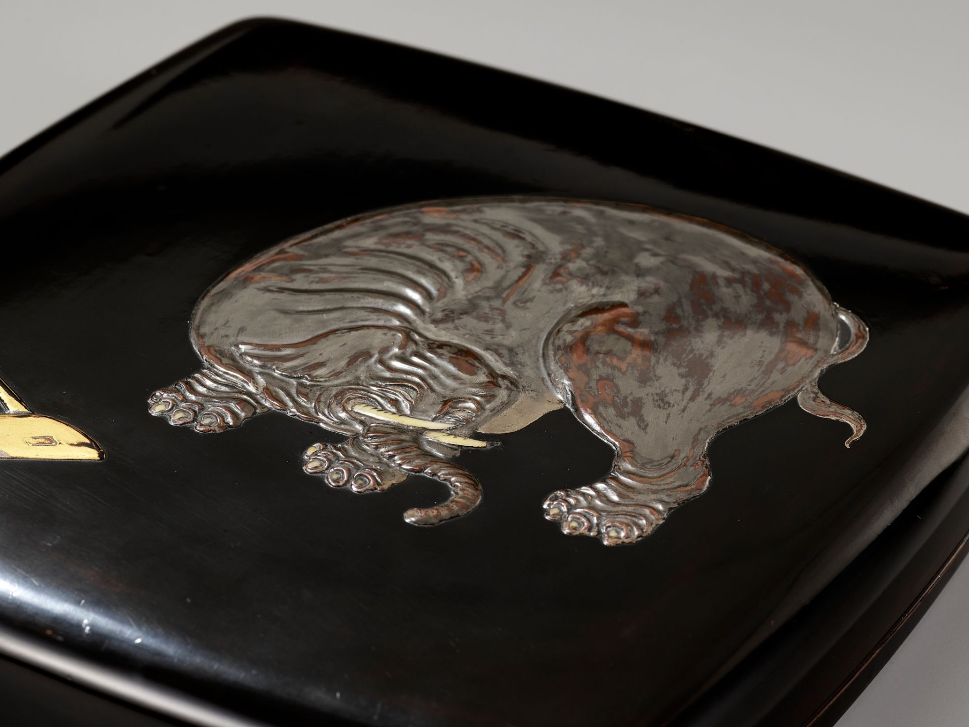 A SUPERB RITSUO-SCHOOL LACQUER AND CERAMIC-INLAID SUZURIBAKO DEPICTING AN ELEPHANT - Image 3 of 9