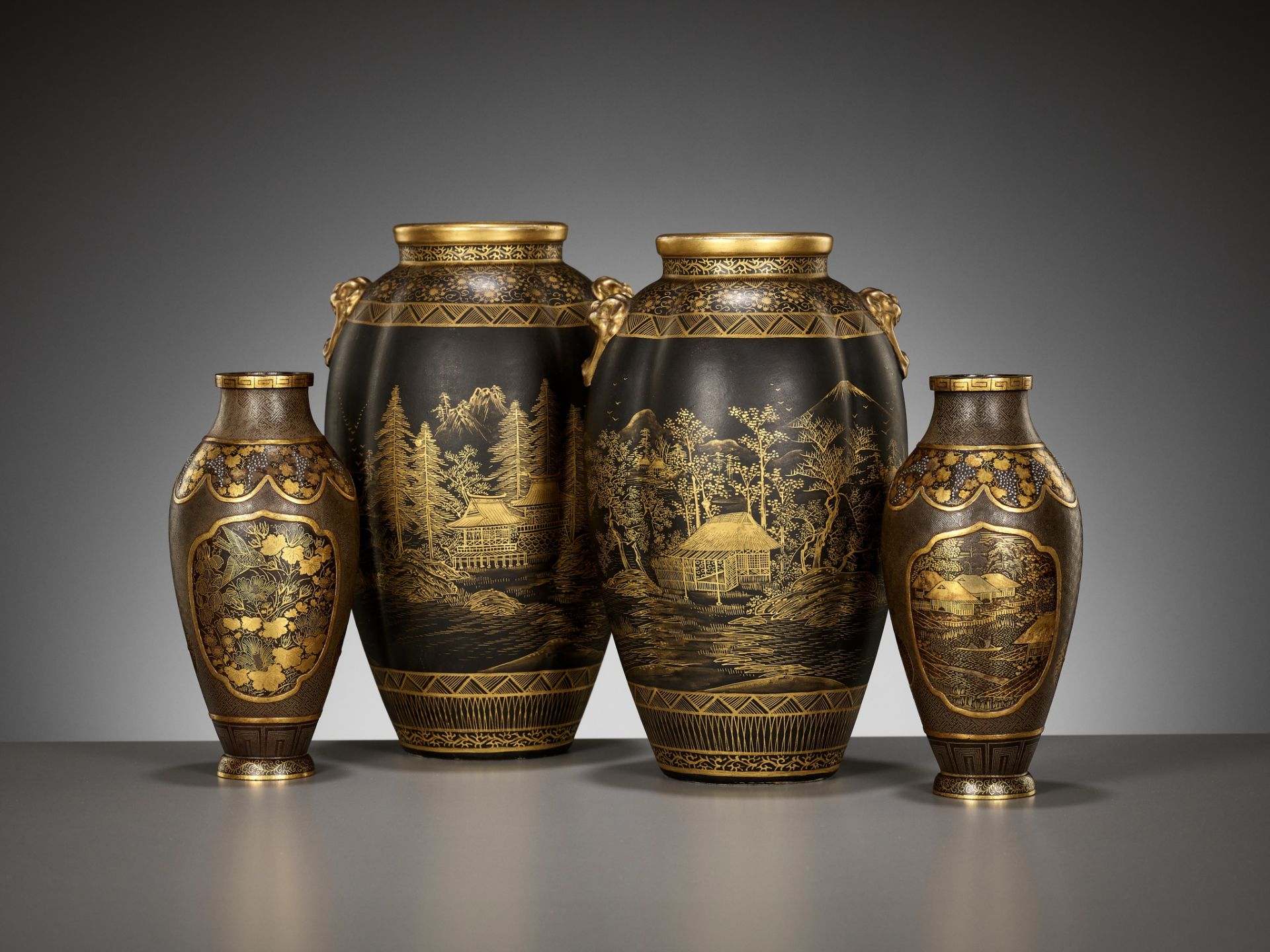 A PAIR OF GILT SATSUMA EARTHENWARE VASES WITH KOMAI STYLE MOTIF - Image 16 of 16