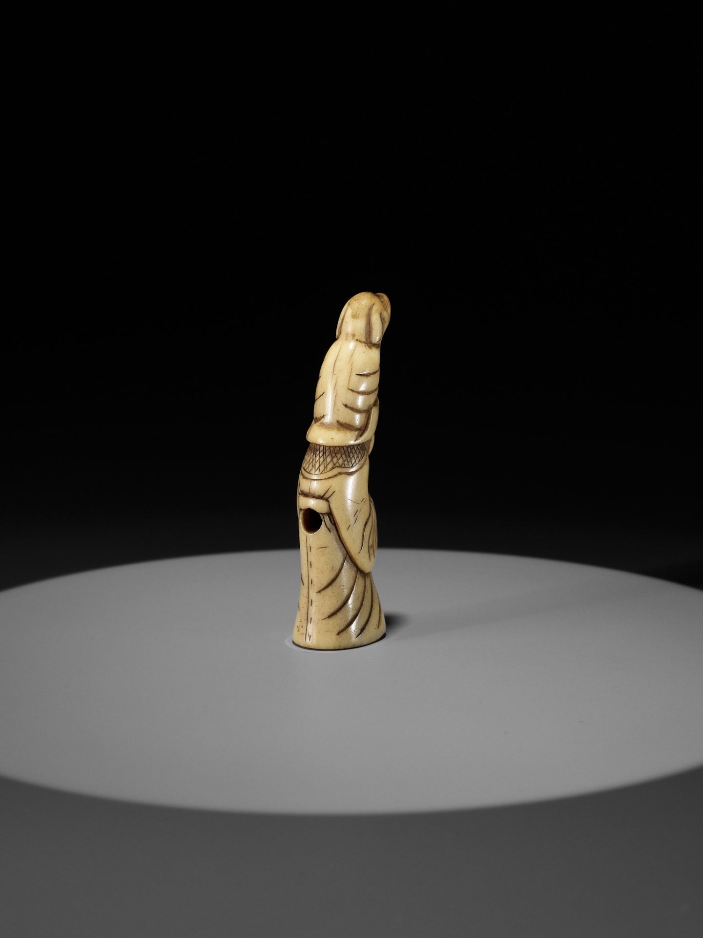 A RARE STAG ANTLER NETSUKE OF A PUPPETEER WITH A DOG PUPPET ON HIS HEAD - Image 5 of 9