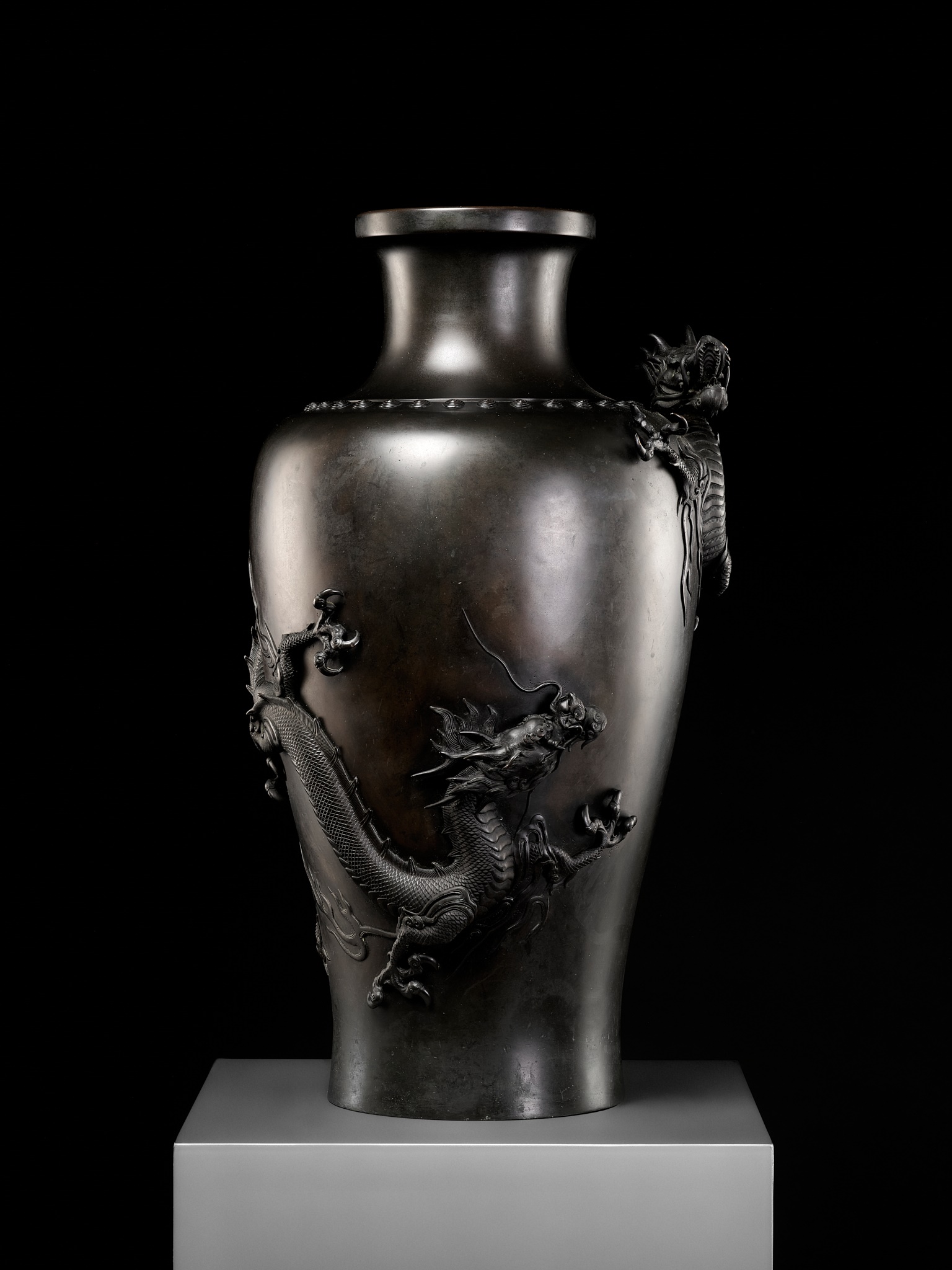 A MASSIVE BRONZE VASE WITH DRAGONS - Image 8 of 12